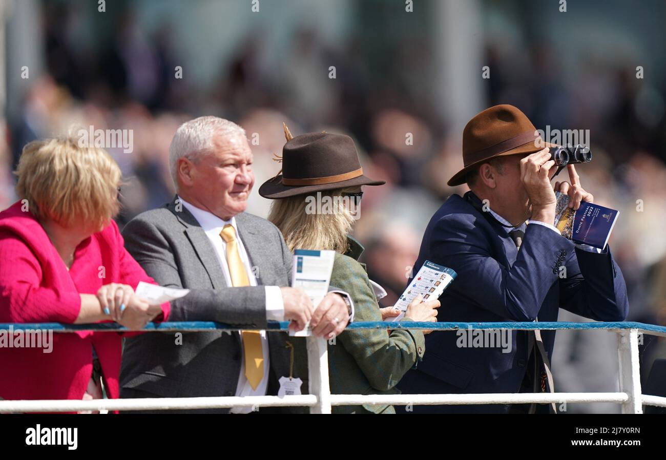 Racegoers beobachten die Aktion am ersten Tag des Dante Festival 2022 auf der Pferderennbahn in York. Bilddatum: Mittwoch, 11. Mai 2021. Stockfoto