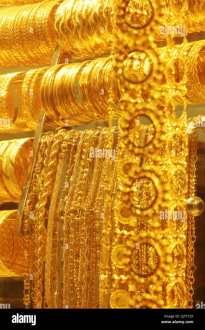 Gold im Fenster des Juweliershopfes Stockfoto