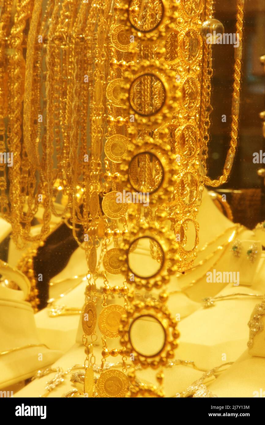 Gold im Fenster des Juweliershopfes Stockfoto