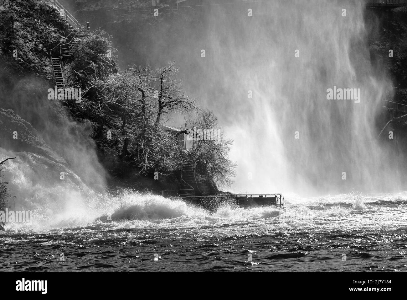 Dampf und Nebel steigen von den Rheinfällen, dem größten Wasserfall Europas, der Schweiz (Schwarz-Weiß-Version) Stockfoto