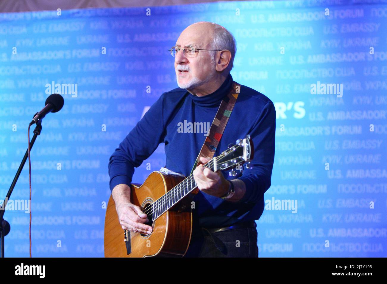 Der Musiker Peter Yarrow der legendären Folk-Gruppe Peter, Paul und Mary tritt beim US-Botschafterforum am 13. Dezember 2012 in Kiew, Ukraine, auf. Stockfoto