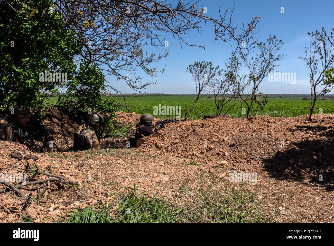 Nowoivaniwka, Ukraine. 07.. Mai 2022. Ukrainische Soldaten in Schützengräben 5 km von der Front entfernt. Nowoivaniwkais ist ein Dorf östlich der Stadt Zaporizhia in der Region Dnipro.die Region Dnipro ist seit Beginn der Schlacht ein Schwerpunkt der russischen Angriffe und dient als Tor zur inneren Ukraine. Russland marschierte am 24. Februar 2022 in die Ukraine ein und löste damit den größten militärischen Angriff in Europa seit dem Zweiten Weltkrieg aus Kredit: SOPA Images Limited/Alamy Live Nachrichten Stockfoto