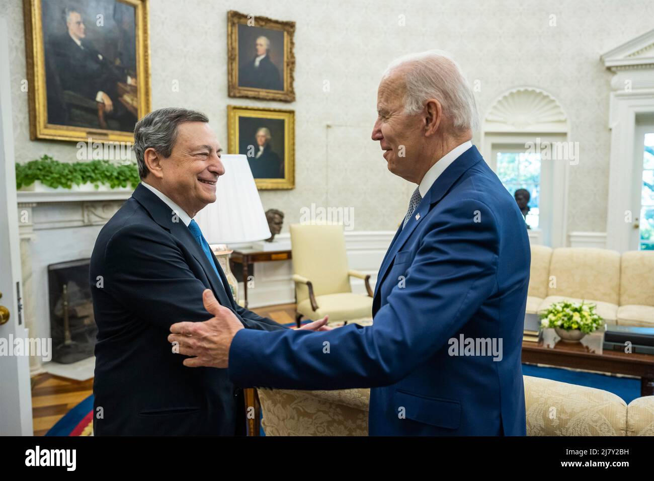 Washington, Vereinigte Staaten Von Amerika. 10.. Mai 2022. Washington, Vereinigte Staaten von Amerika. 10. Mai 2022. US-Präsident Joe Biden begrüßt den italienischen Premierminister Mario Draghi im Oval Office des Weißen Hauses, 10. Mai 2022 in Washington, DC Quelle: Adam Schultz/White House Photo/Alamy Live News Stockfoto