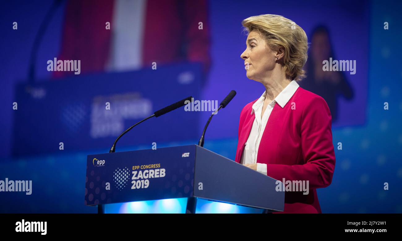 Ursula von der Leyen, die erste weibliche Präsidentin der Europäischen Kommission, die während des EVP-Kongresses in Zagreb gesehen wurde. Ursula Gertrud von der Leyen ist eine deutsche und EU-Politikerin, die seit dem 1. Dezember 2019 Präsidentin der Europäischen Kommission ist. Von 2005 bis 2019 war sie in der deutschen Bundesregierung tätig und bekleidete nacheinander Positionen im Kabinett von Angela Merkel, zuletzt als Verteidigungsministerin. Von der Leyen ist Mitglied der Mitte-Rechts-Christlich-Demokratischen Union (CDU) und ihres EU-Pendants, der Europäischen Volkspartei (EVP). Stockfoto