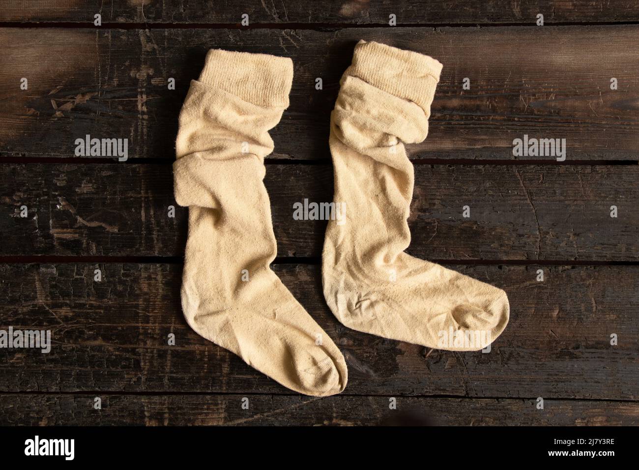 Frauen alte Socken liegen auf einem Holzboden Nahaufnahme, Mode Stockfoto