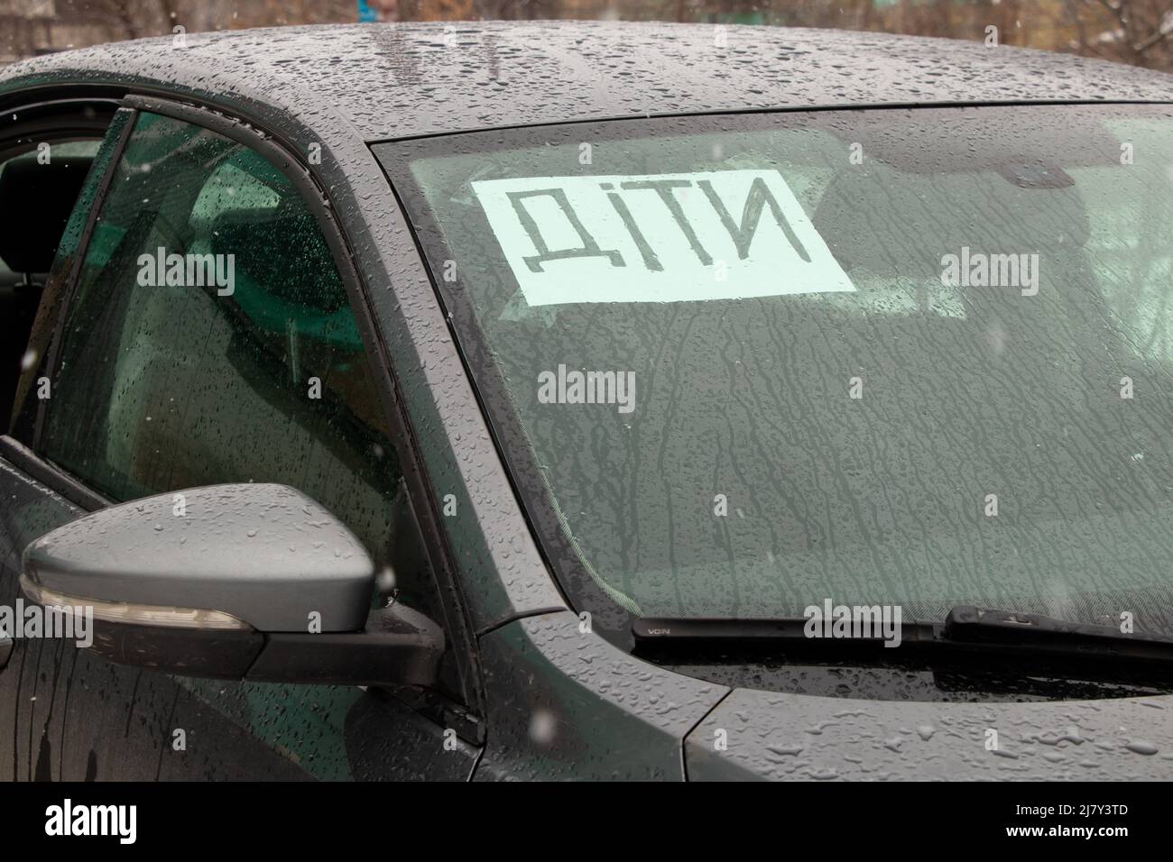 Kinder. Das Wort steht auf dem Autofenster, der Krieg im Land, die Sicherheit des Kindes bei der Stadtumherbewegung, der Krieg in der Ukraine mit Stockfoto