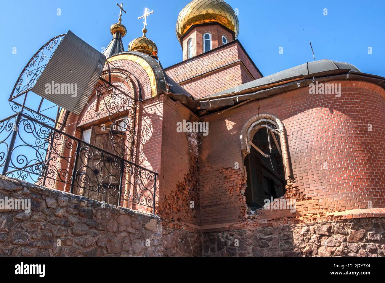 Das Äußere der Kirche St. Oleksandr wurde kürzlich von der russischen Armee bombardiert. Nowoivaniwkais ist ein Dorf östlich der Stadt Zaporizhia in der Region Dnipro.die Region Dnipro ist seit Beginn der Schlacht ein Schwerpunkt der russischen Angriffe und dient als Tor zur inneren Ukraine. Russland marschierte am 24. Februar 2022 in die Ukraine ein und löste damit den größten militärischen Angriff in Europa seit dem Zweiten Weltkrieg aus (Foto von Rick Mave / SOPA Images/Sipa USA) Stockfoto