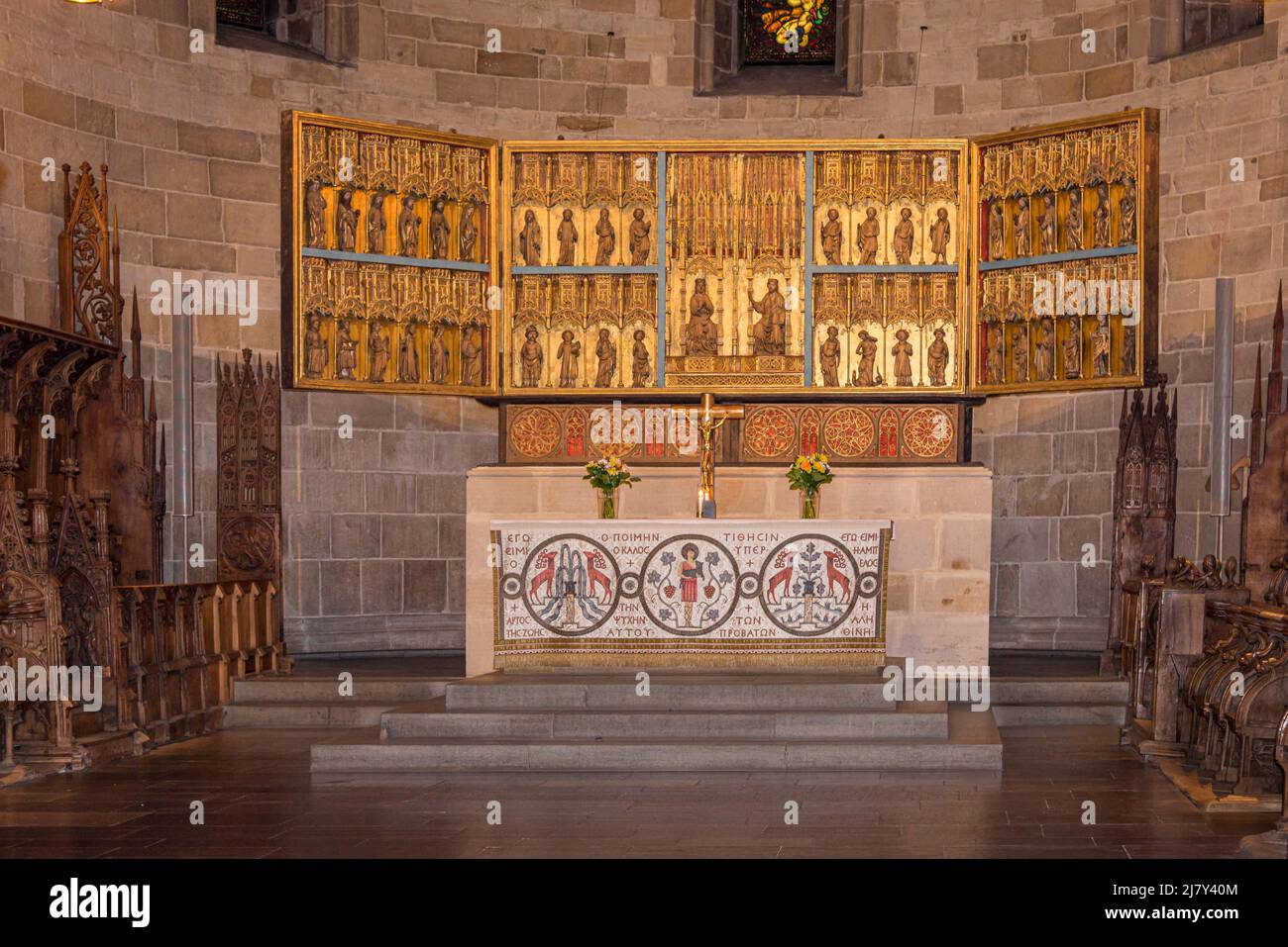 Der Hochaltar im Chor der Kathedrale von Lund und und das goldene Altarbild, Lund, Schweden, 7. Mai 2022 Stockfoto