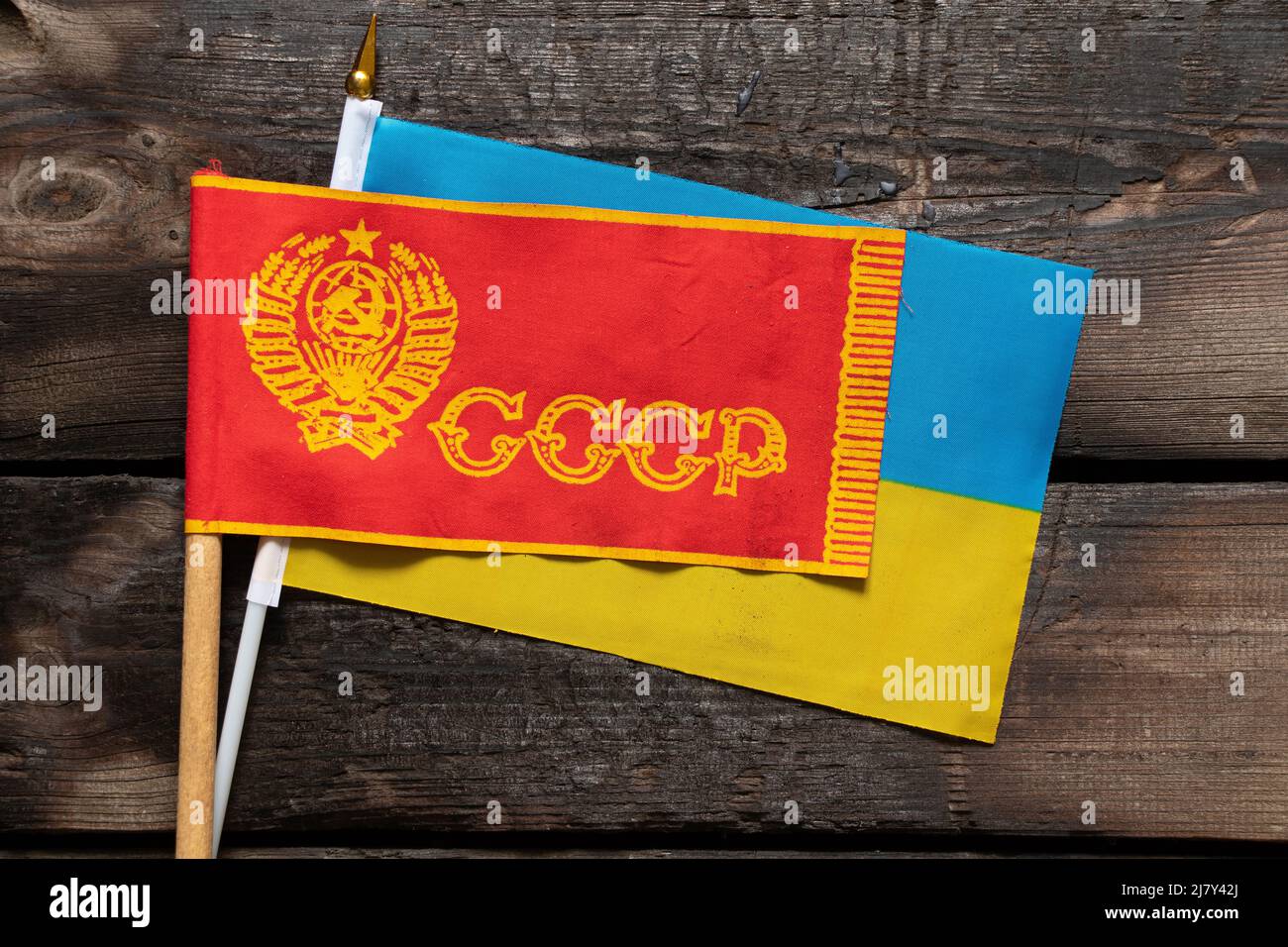 Die Flagge der UdSSR ist rot und die Nationalflagge der Ukraine ist gelb-blau, zurück in die Vergangenheit für Russland, Sanktionen gegen das Land, beenden den Krieg Stockfoto