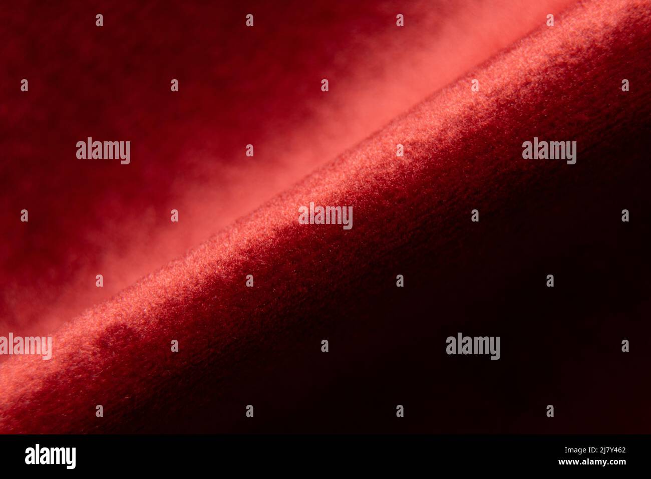Weiches Velours rot zerknittert Stoff Makro-Foto, Stoffe am Beispiel von Polstermöbeln Stockfoto