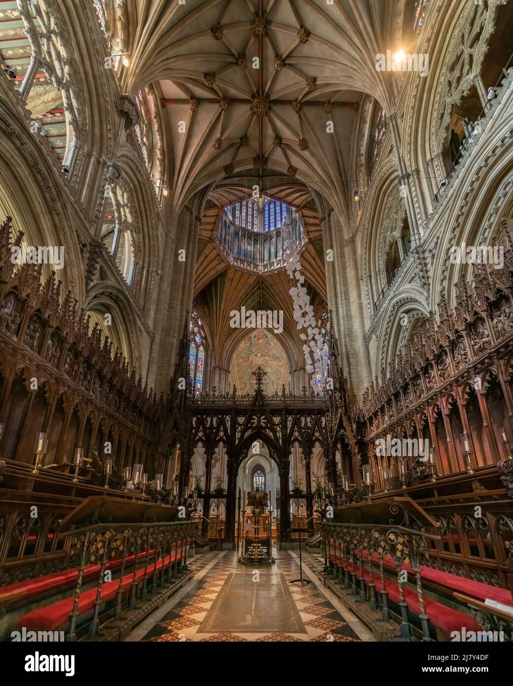 Die Chorgestühl, geschnitzte hölzerne Rood Screen, Octagon Tower und Laterne der Ely Cathedral Stockfoto