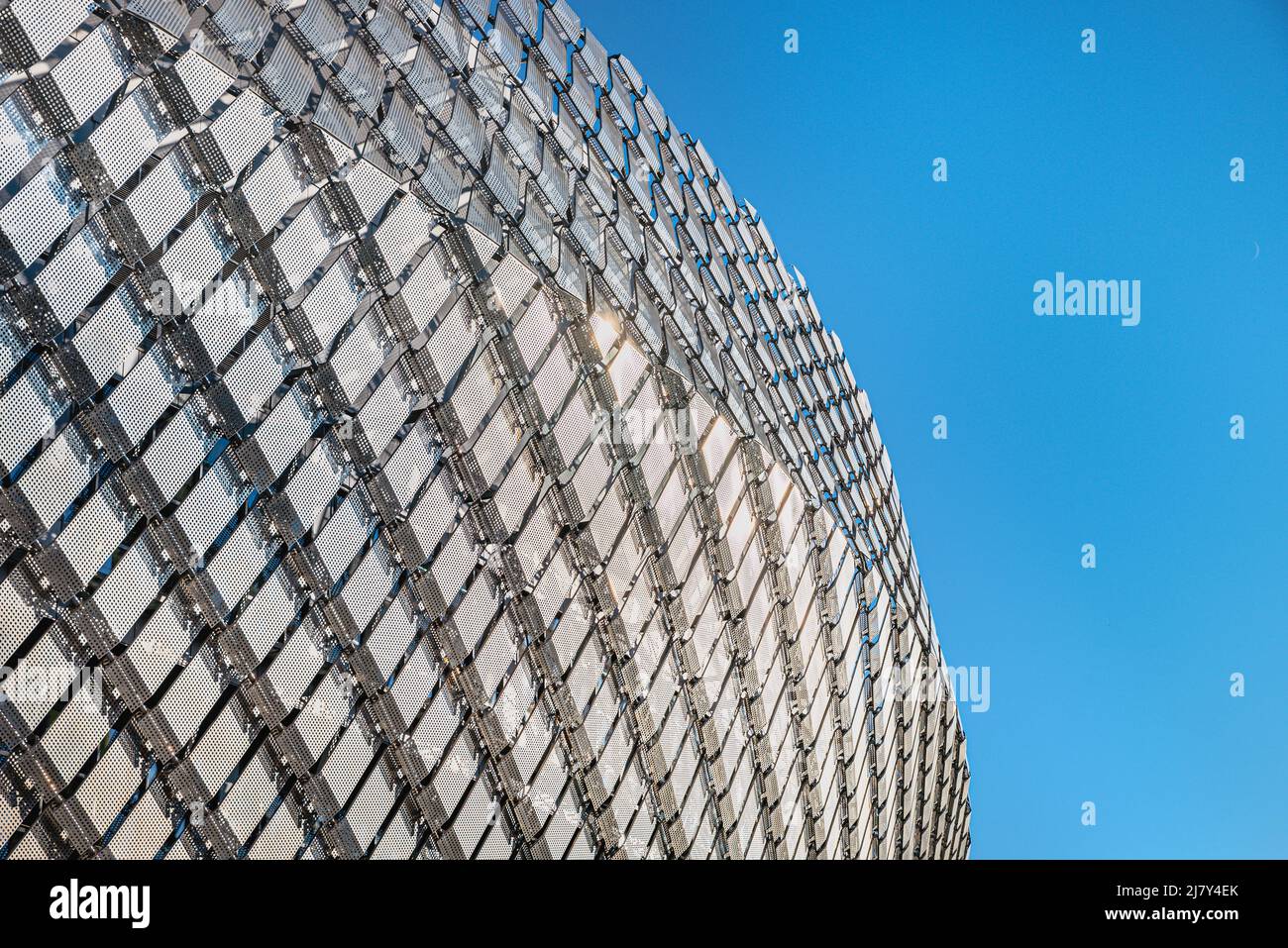 Moderne Metallfassadendetails zeigen, wie moderne Gebäude kalt und seelenlos werden. Nahaufnahme von quadratischen Paneelen in einem modernen Gebäude Stockfoto