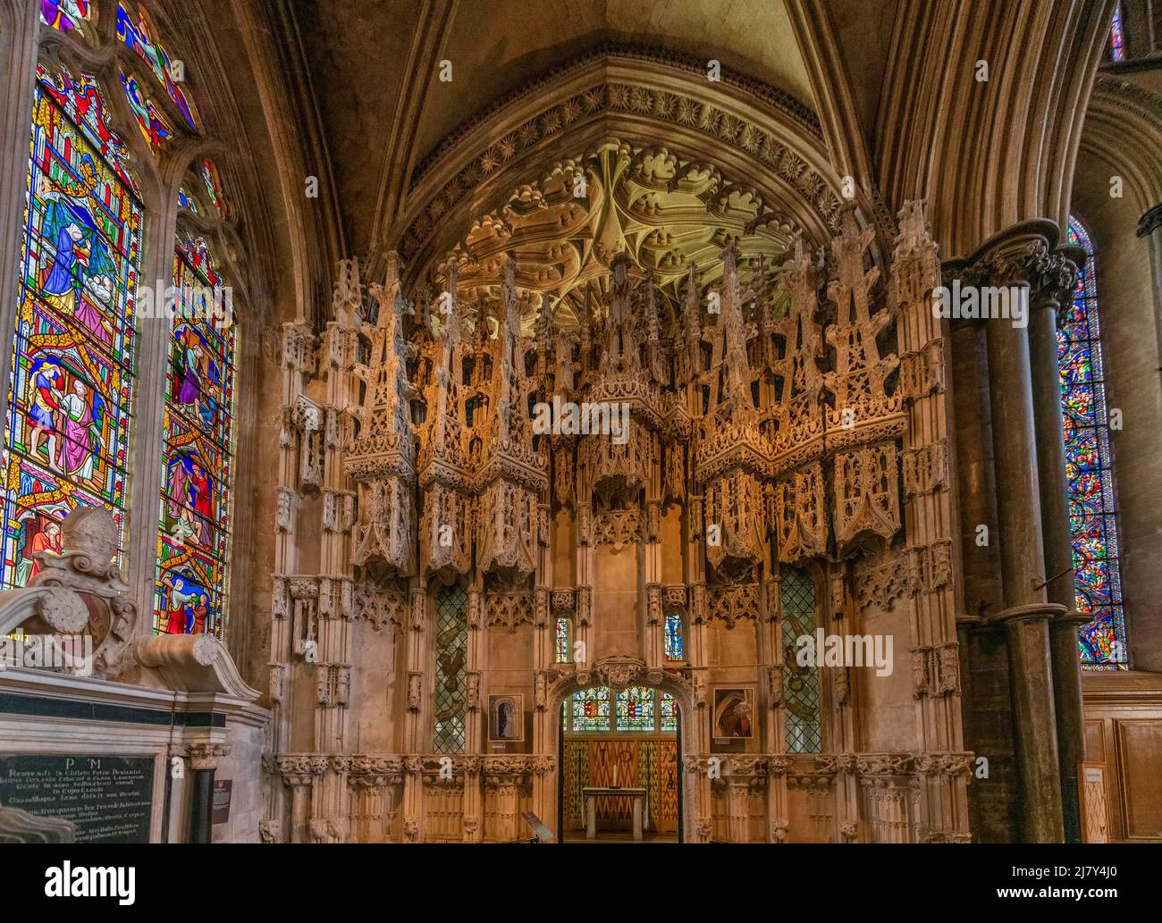 Ein Wald aus Tabernakeln mit offenen Turmspitzen, von denen jede ursprünglich eine Statue enthielt, bewacht den Eingang zur chantry-Kapelle von Bischof Alcock Stockfoto
