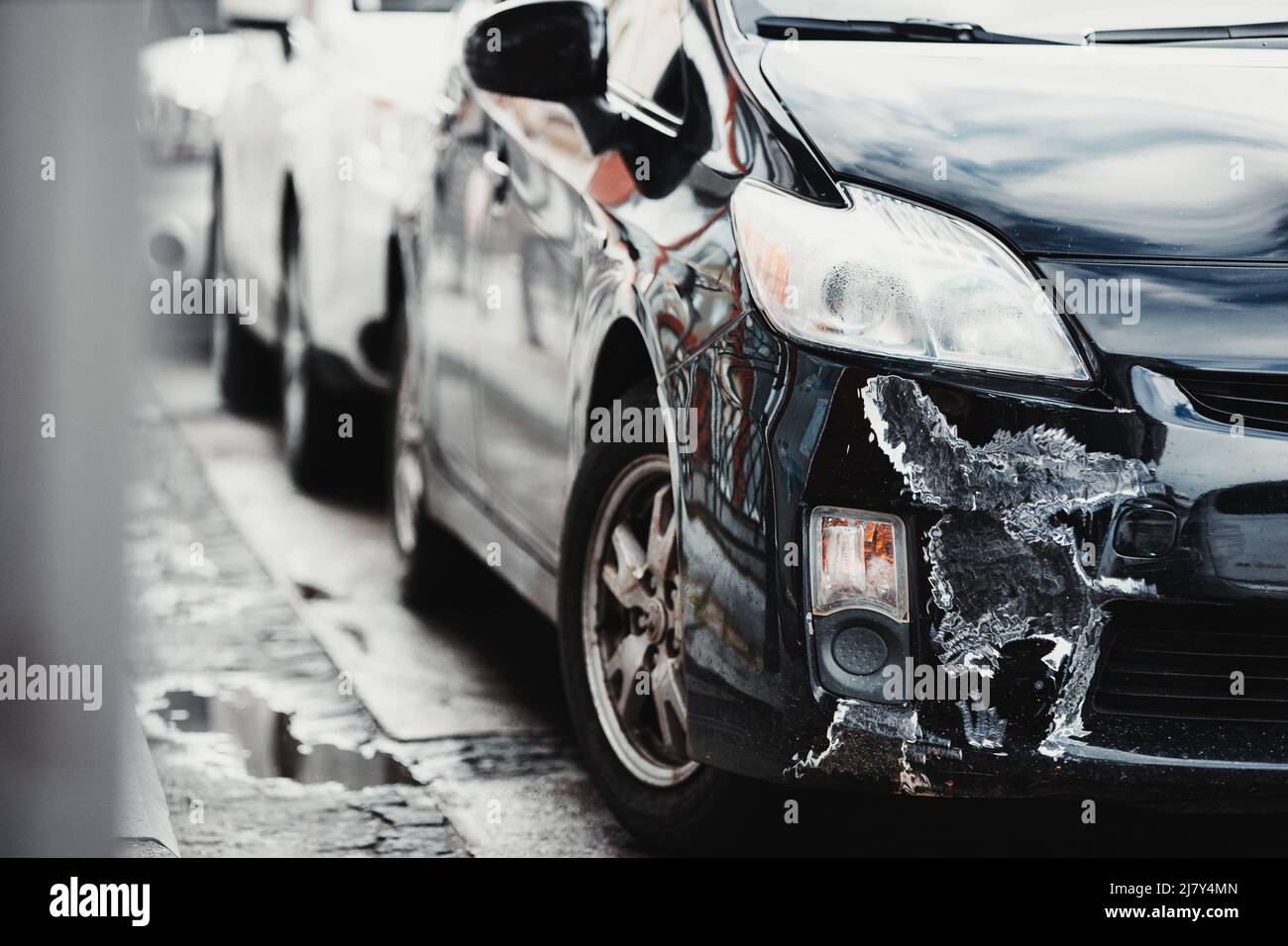 Zerbrochene zerkratzte und Dent Stoßfänger Fender Car nach Zusammenstoß. Zerkratzt Mit Tiefem Lackschaden. Abgestürztes Auto auf der City Street geparkt. Auto-Wrack Stockfoto