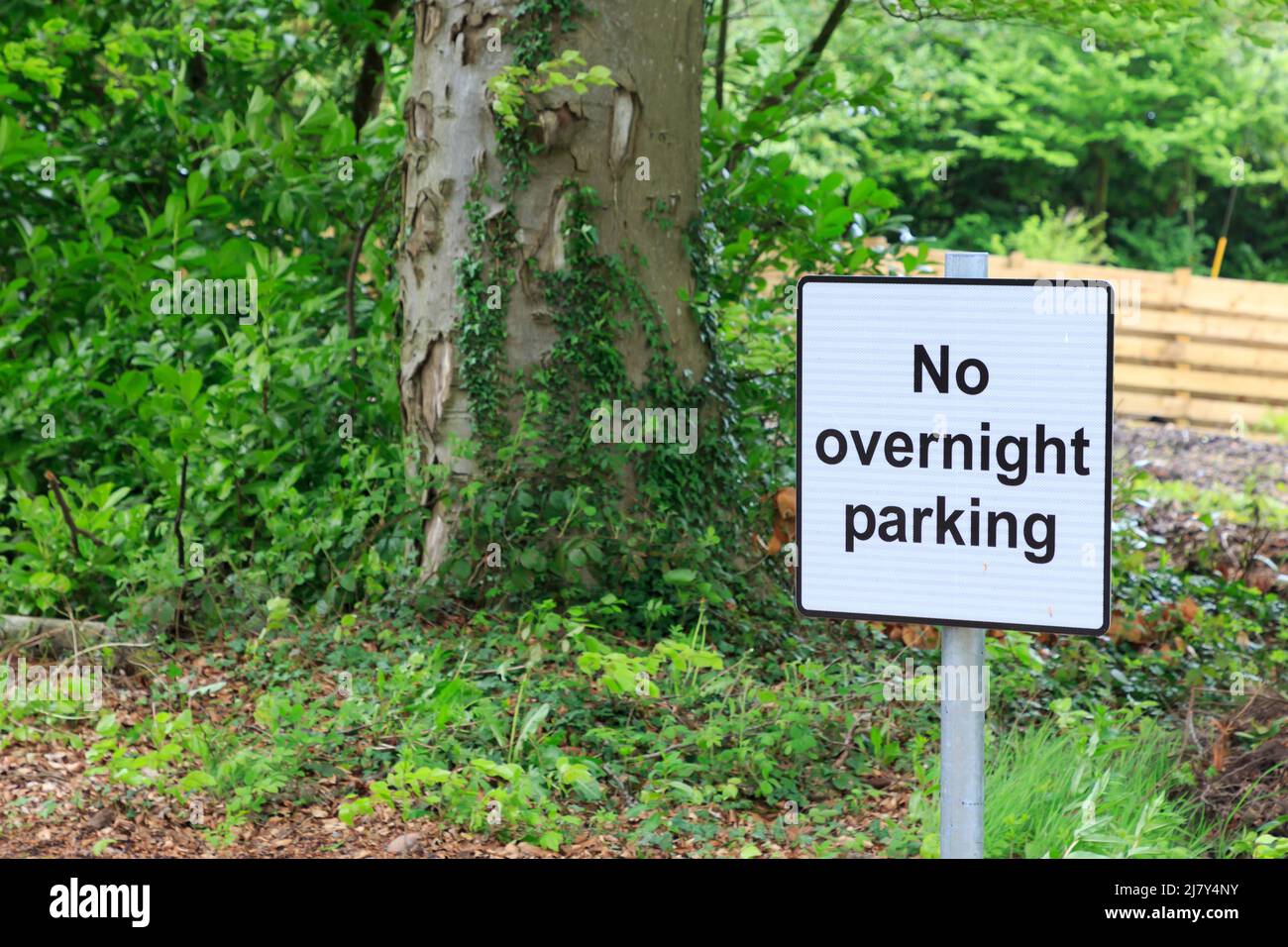 Schild mit Hinweis auf kein Parken über Nacht Stockfoto