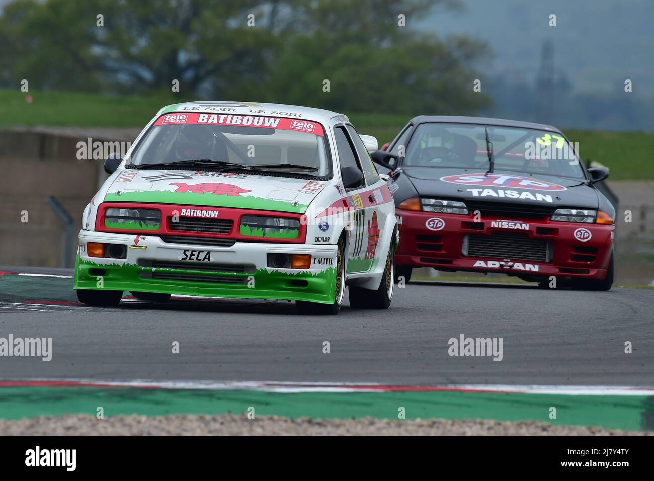 David Tomlin, Ford Sierra RS500, Simon Garrad, Nissan Skyline R32, Ein einstündiges Rennen mit der Option eines zweiten Fahrers in kultigen Limousinen und Touring Ca Stockfoto