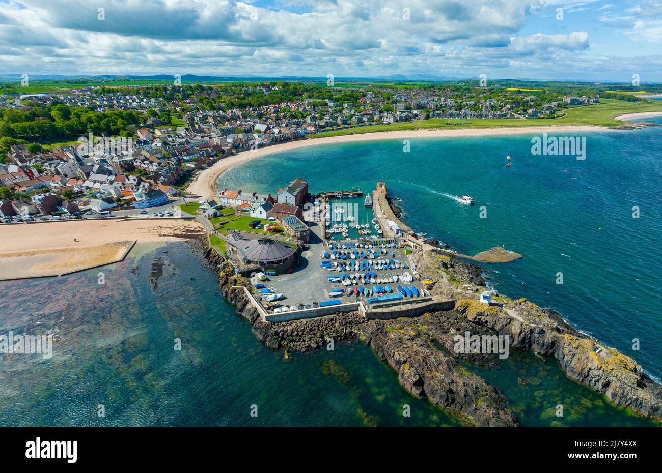 Luftaufnahme von Milsey Bay, West Bay und Hafen bei North Berwick in East Lothian, Schottland, Großbritannien Stockfoto