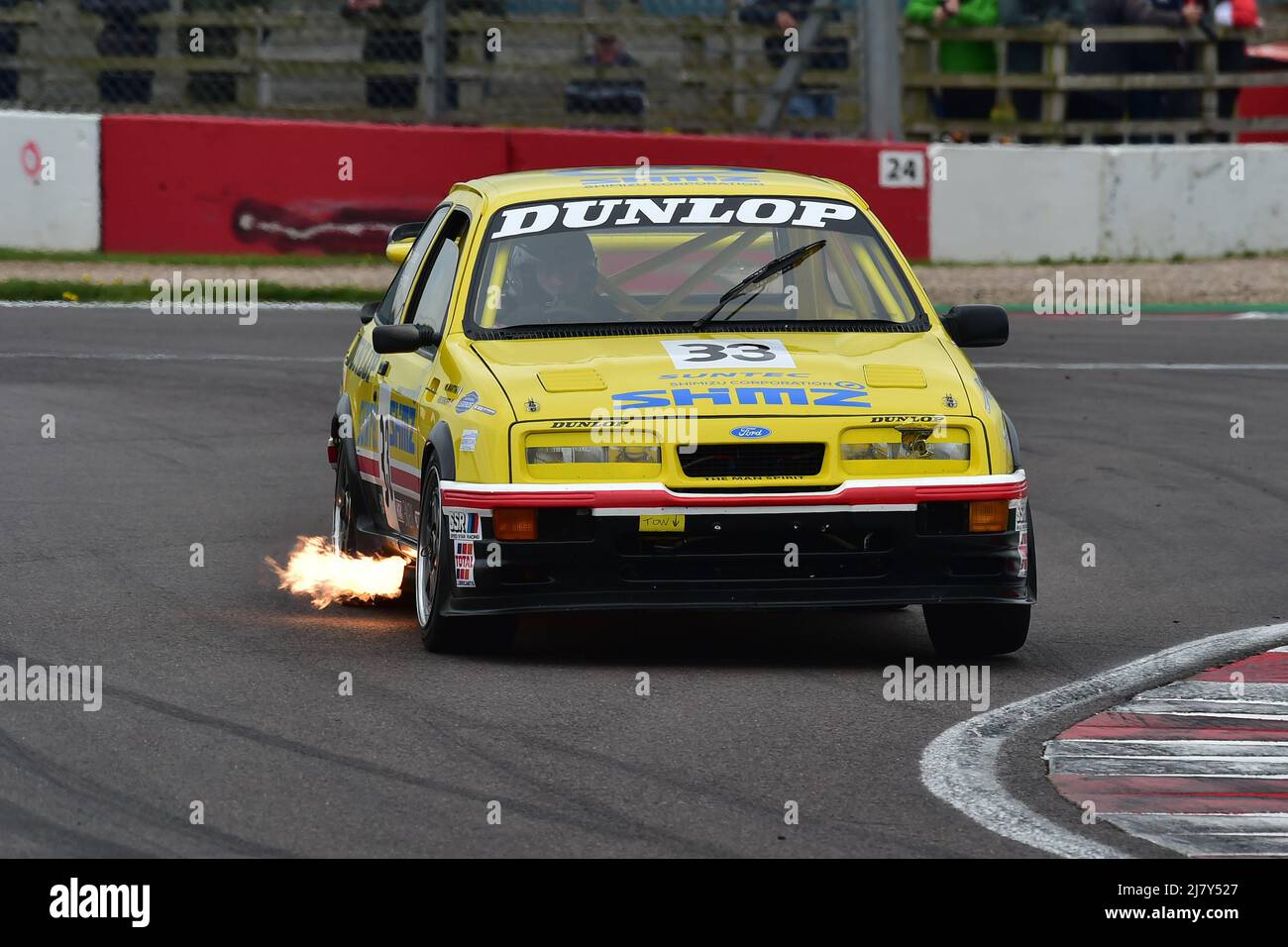 Abgasflammen in den Esses, Steve Soper, Paul Smith, Ford Sierra RS500, Einem einstündigen Rennen mit der Option eines zweiten Fahrers in kultigen Limousinen und Tour Stockfoto