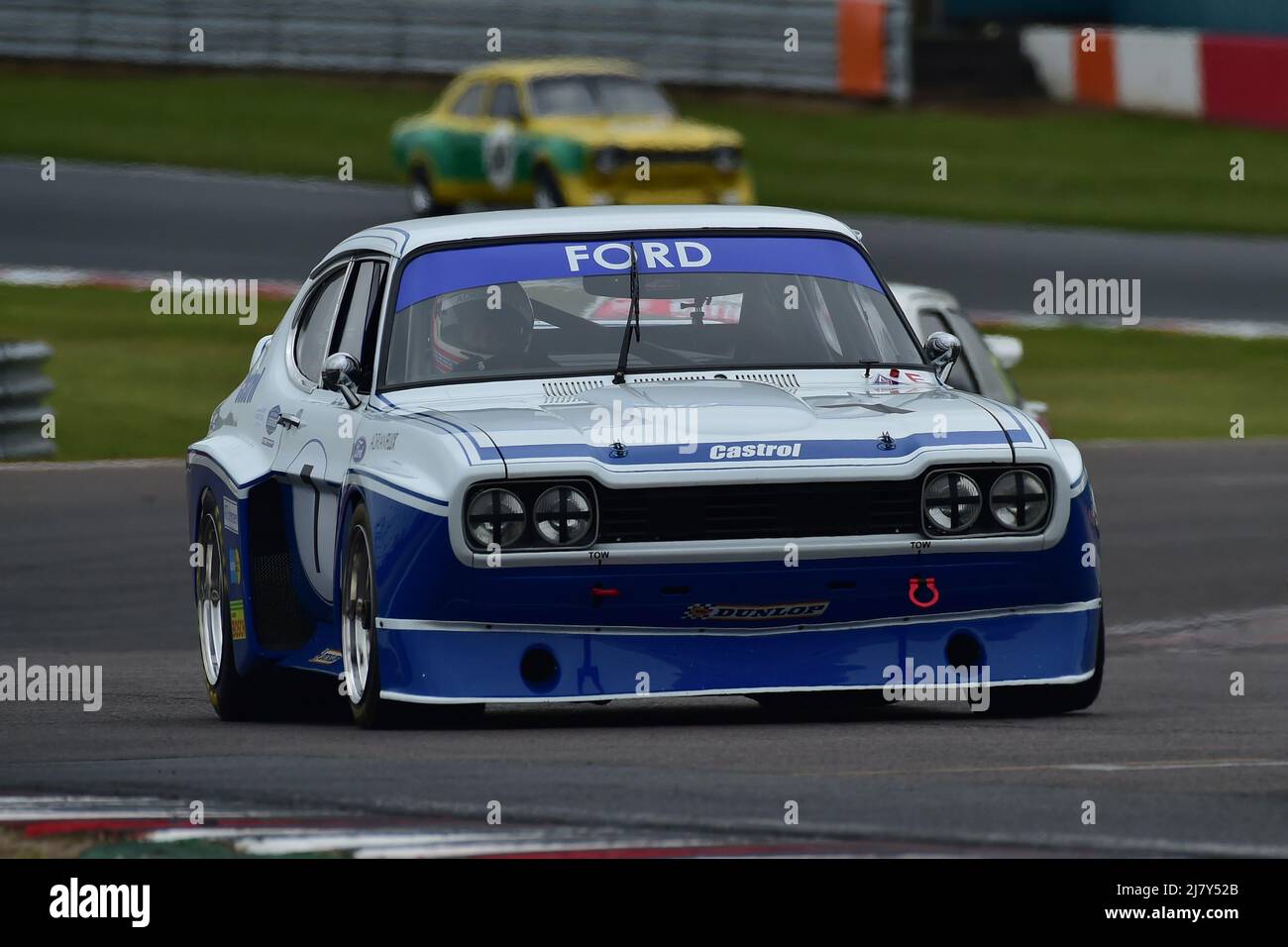 Gary Pearson, Alex Brundle, Ford Capri RS3100, Ein einstündiges Rennen mit der Option eines zweiten Fahrers in kultigen Limousinen und Tourenwagen-Rennern, die diese Rennen fahren Stockfoto