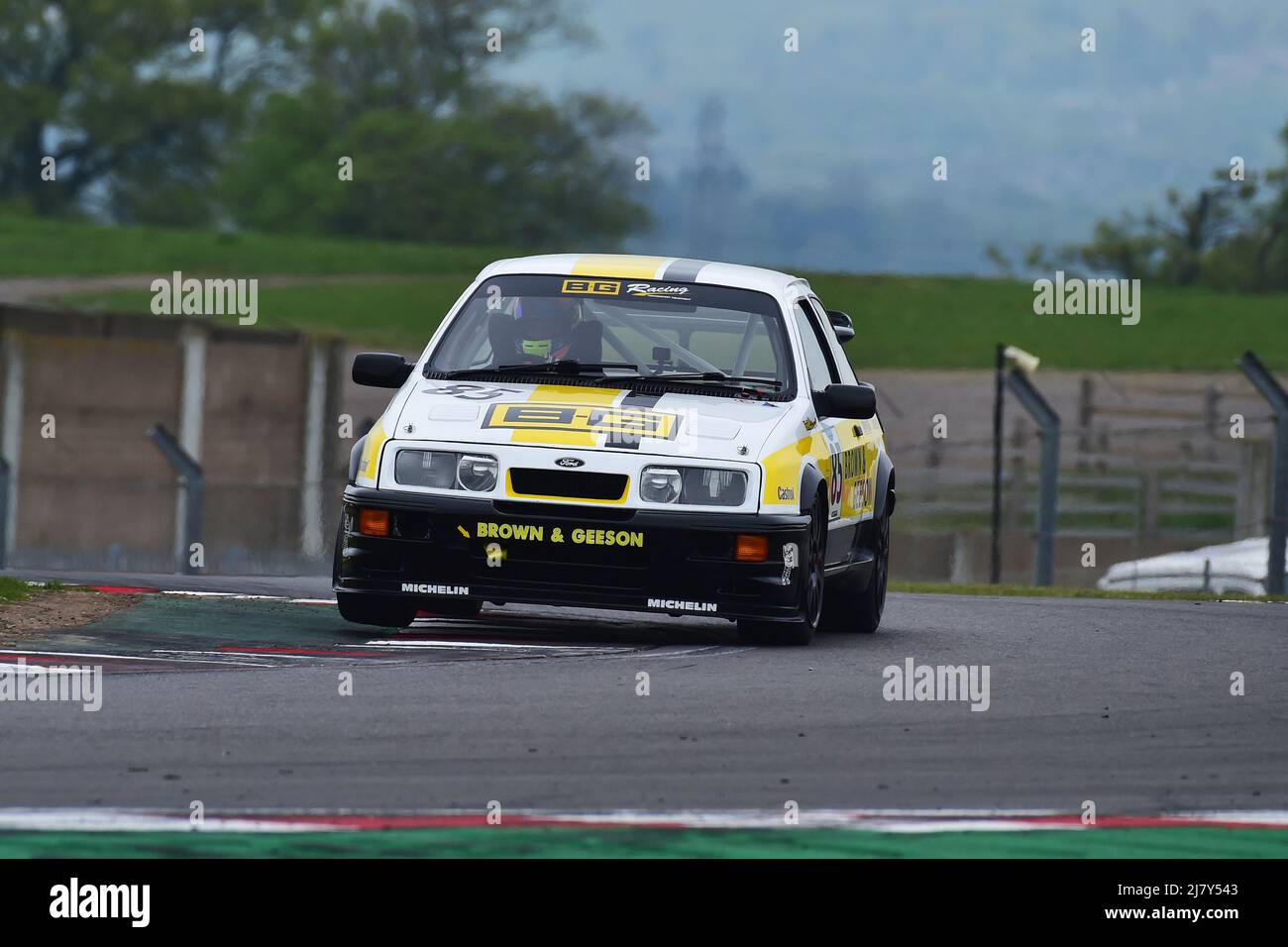 Daniel Brown, Sean Brown, Ford Sierra Cosworth RS500, Ein einstündiges Rennen mit der Option eines zweiten Fahrers in kultigen Limousinen und Tourenwagen-Rennern Stockfoto