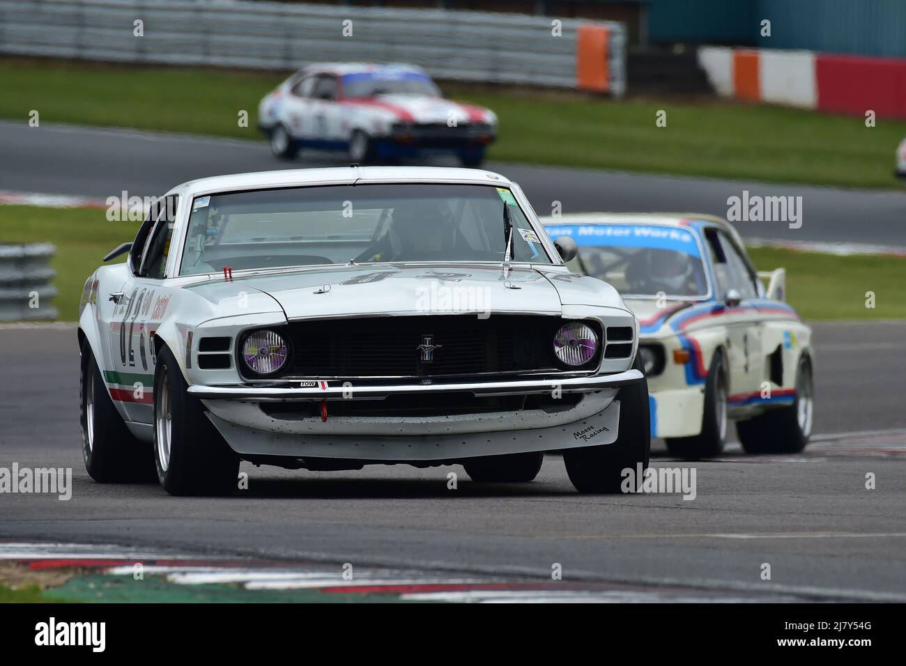 Peter Hallford, Josh Cook, Ford Boss Mustang, Ein einstündiges Rennen mit der Option eines zweiten Fahrers in kultigen Limousinen und Tourenwagen-Rennern, die gegeneinander antreten Stockfoto