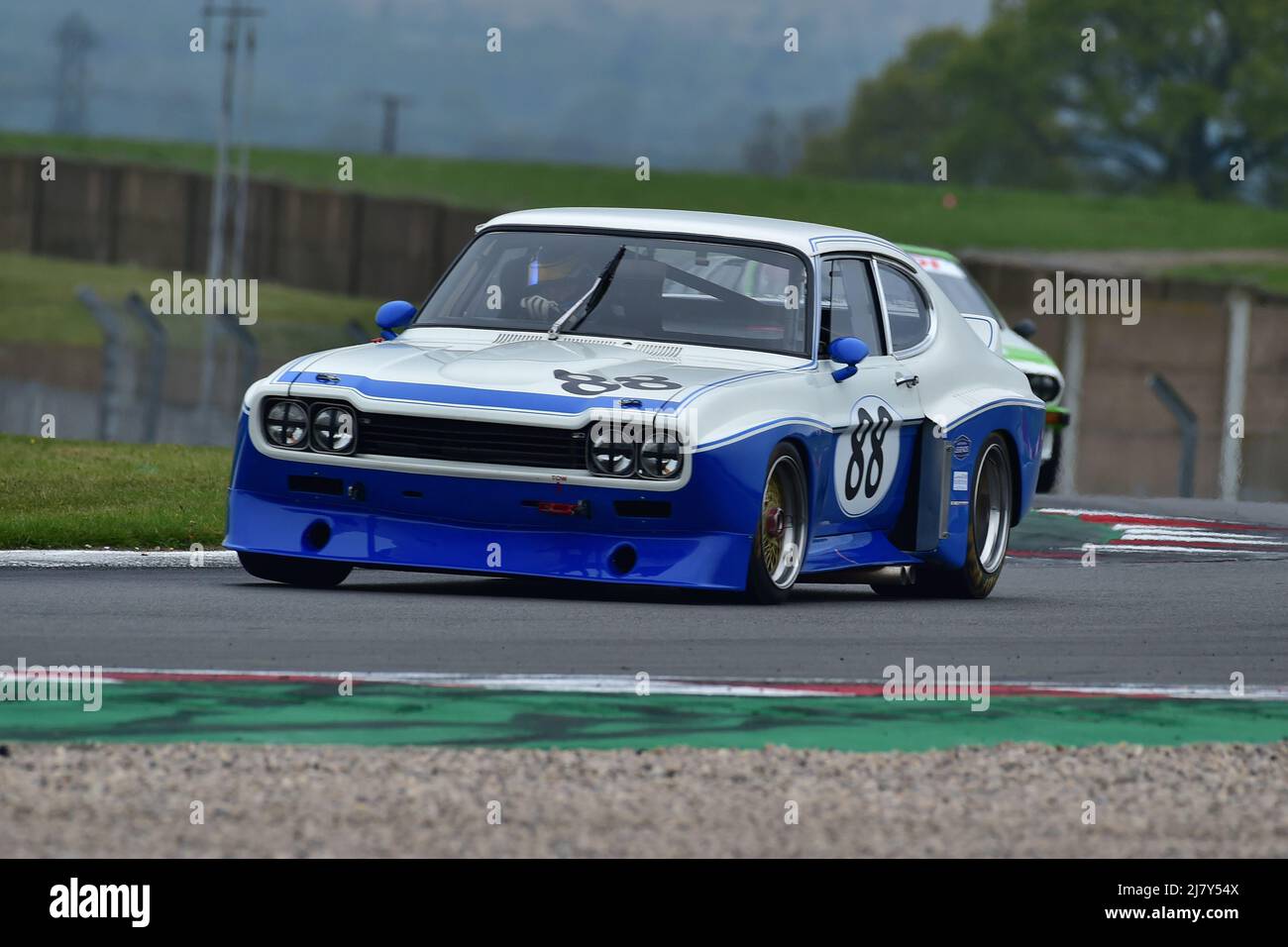 Richard Kent, Chris ward, Ford Broadspeed Capri, Ein einstündiges Rennen mit der Option eines zweiten Fahrers in kultigen Limousinen und Tourenwagen-Rennern, die sich auf die Reise machen Stockfoto