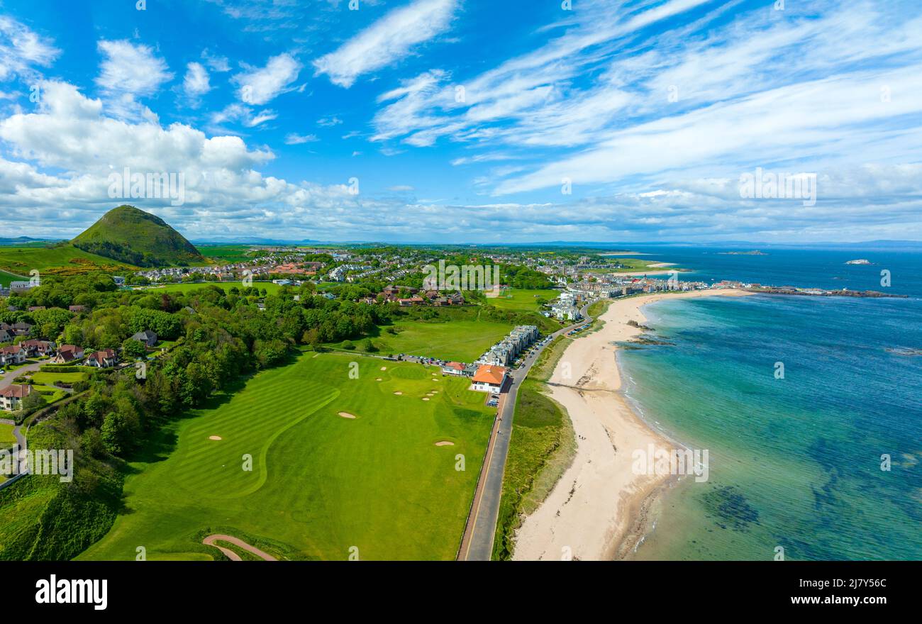 Luftaufnahme des Strandes an der Milsey Bay und des Glen Golf Club in North Berwick, East Lothian, Schottland, Großbritannien Stockfoto