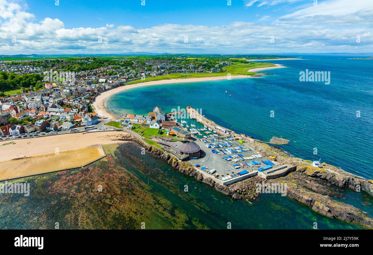 Luftaufnahme von Milsey Bay , West Bay und Hafen bei North Berwick in East Lothian, Schottland, Großbritannien Stockfoto