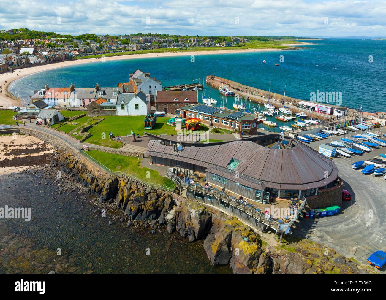 Luftaufnahme des Scottish Seabird Center im Hafen von North Berwick in East Lothian, Schottland, Großbritannien Stockfoto