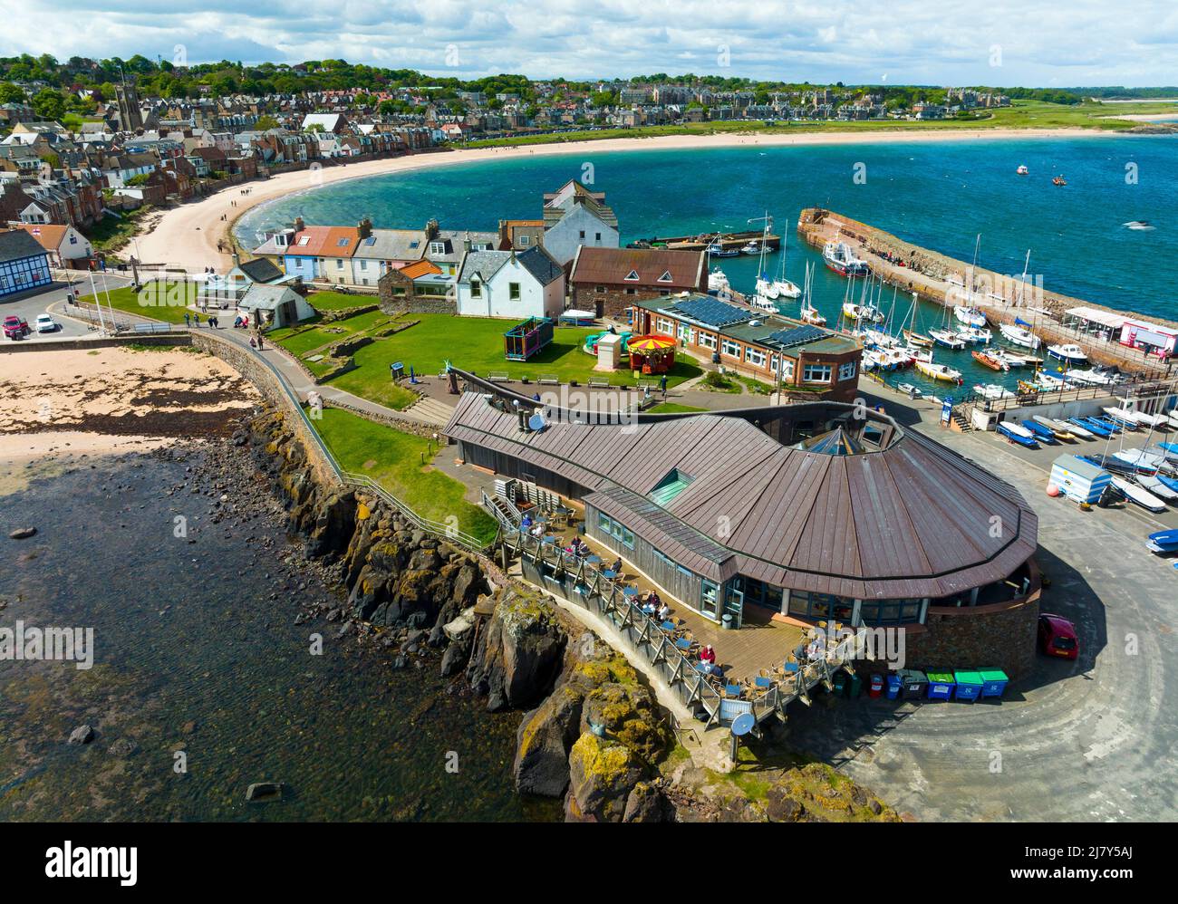 Luftaufnahme des Scottish Seabird Center im Hafen von North Berwick in East Lothian, Schottland, Großbritannien Stockfoto