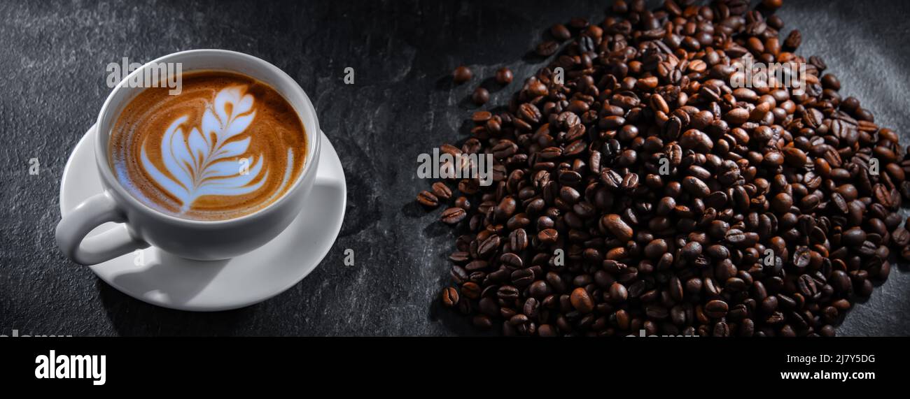 Komposition mit einer Tasse Kaffee. Stockfoto