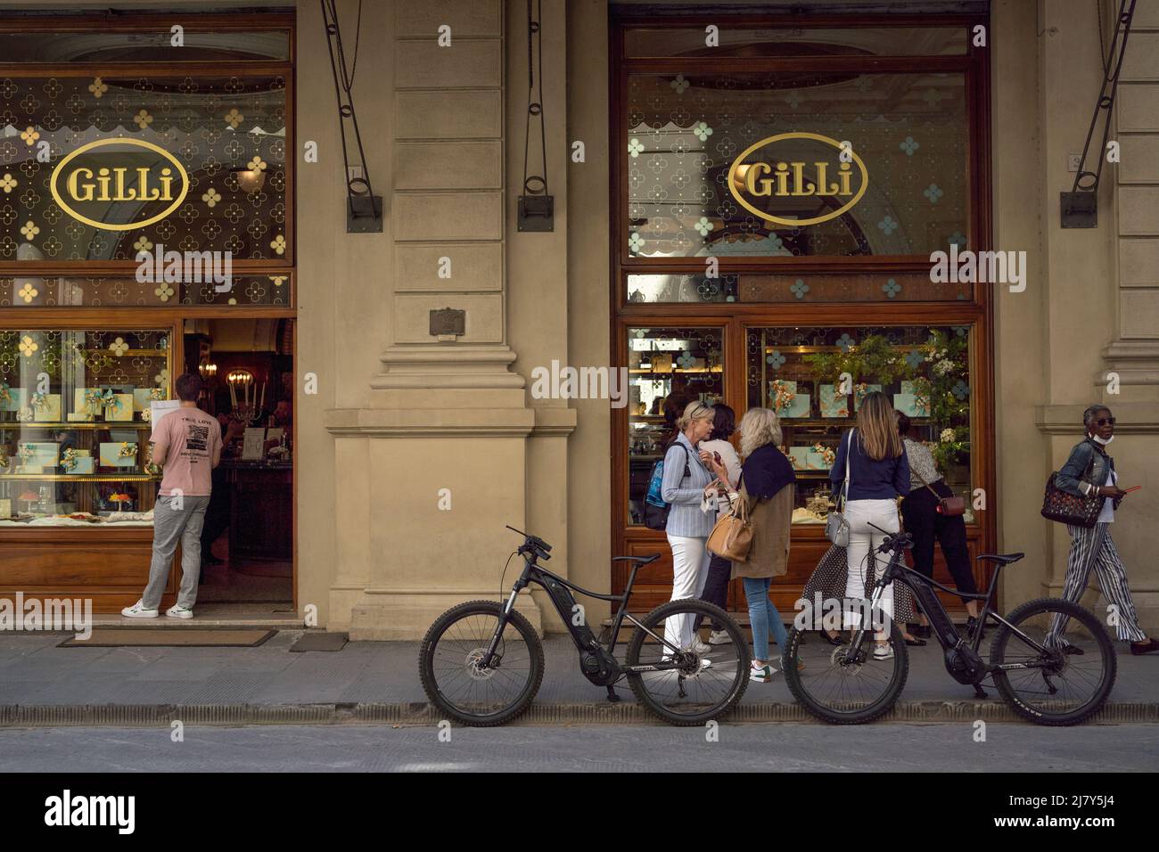 Einkäufer, die in einem Geschäft in Florenz einkaufen Stockfoto