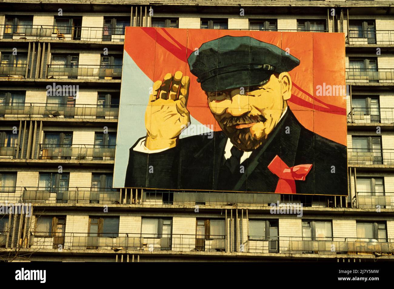 Am 1989. Oktober wurde eine große Reklametafel mit Lenin an der Außenseite eines Gebäudes mit Blick auf eine der Hauptstraßen von Donezke ausgestellt Stockfoto