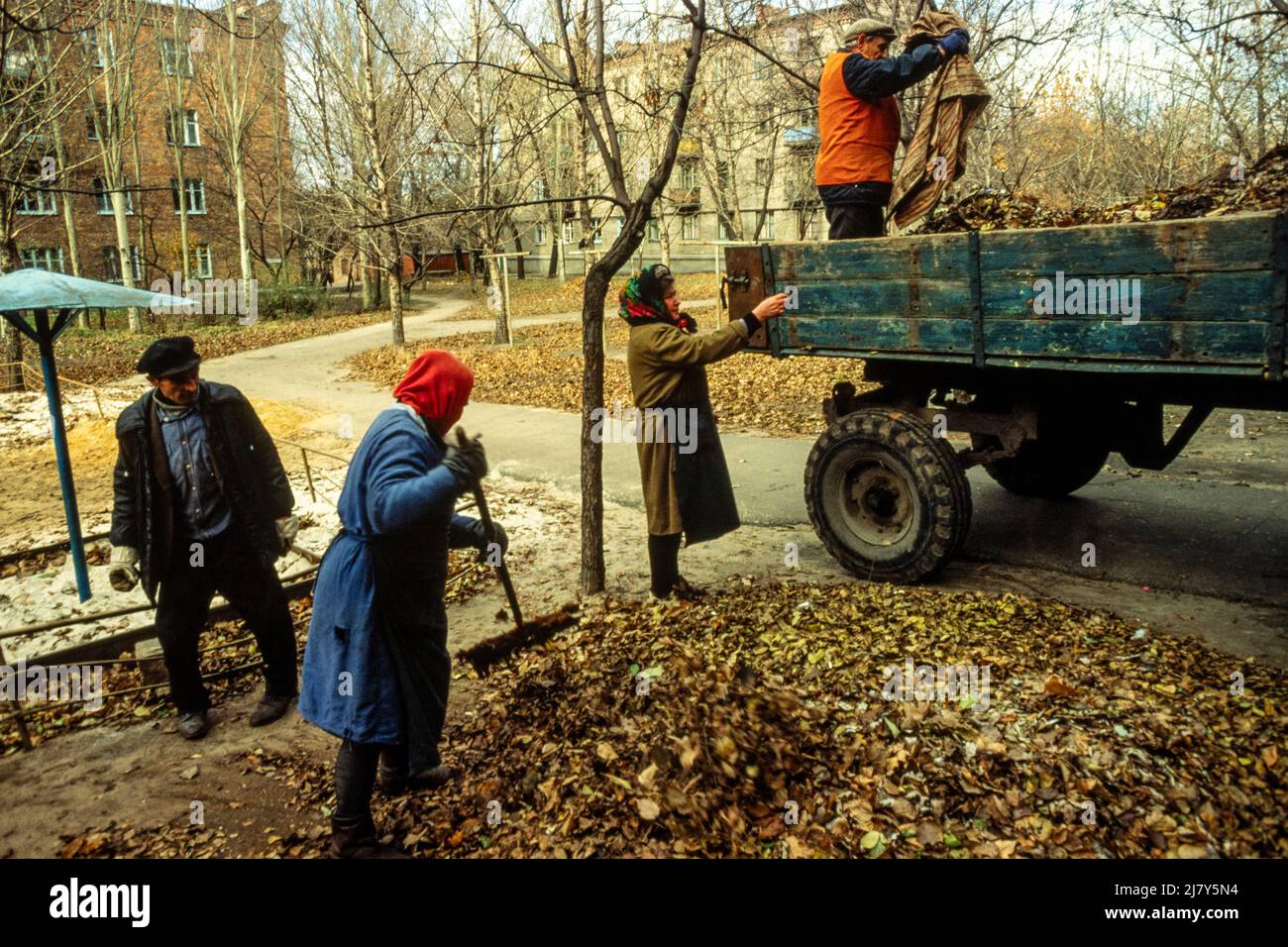 Aufräumen der herbstlichen Blätter, Donezk, Ukraine, November 1989 Stockfoto