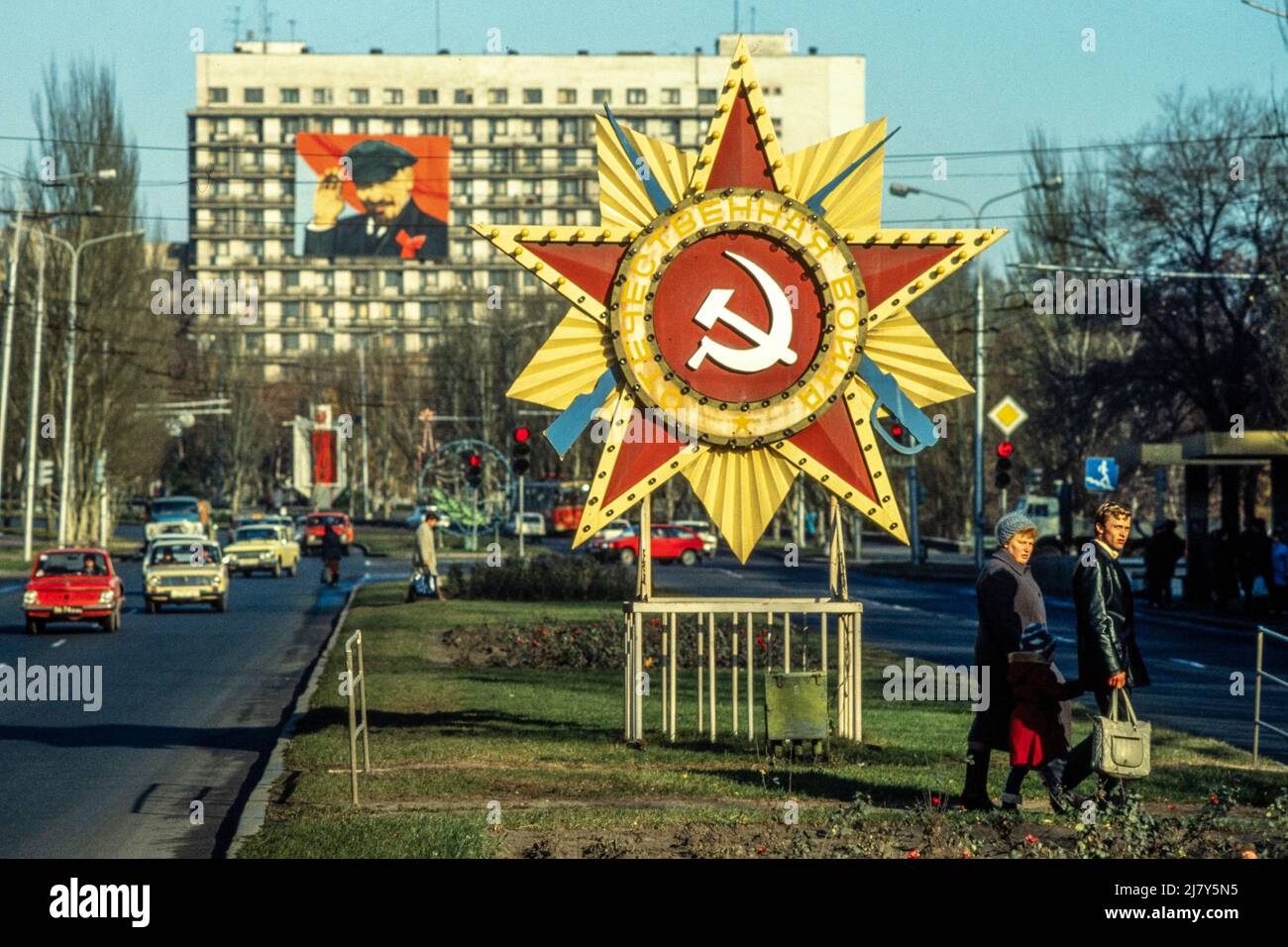 Ein großes Banner Lenins und ein Straßeninstallion dominieren noch immer einen zentralen Boulevard in Donetske, Ostukraine, einige Tage nach den Feierlichkeiten zum Tag der Revolte der UdSSR am 9.. Oktober 1989. Stockfoto