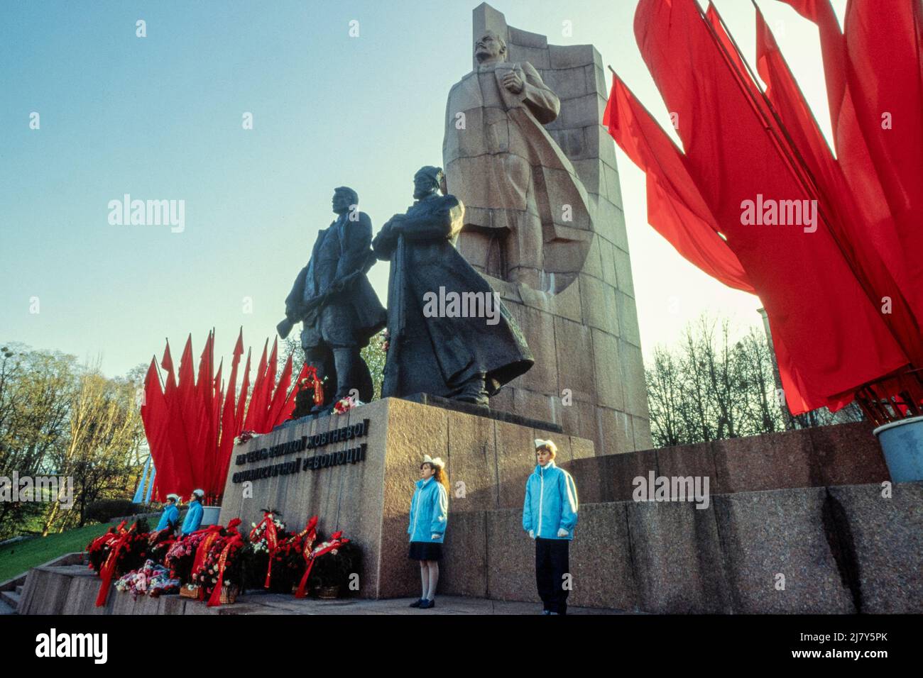 Die Schulen halten in den Tagen vor dem Tag der Revolution, am 7.. November 1989, Zeremonien an der Lenin-Statue auf dem Hauptplatz in Kiew, Ukraine, ab Stockfoto