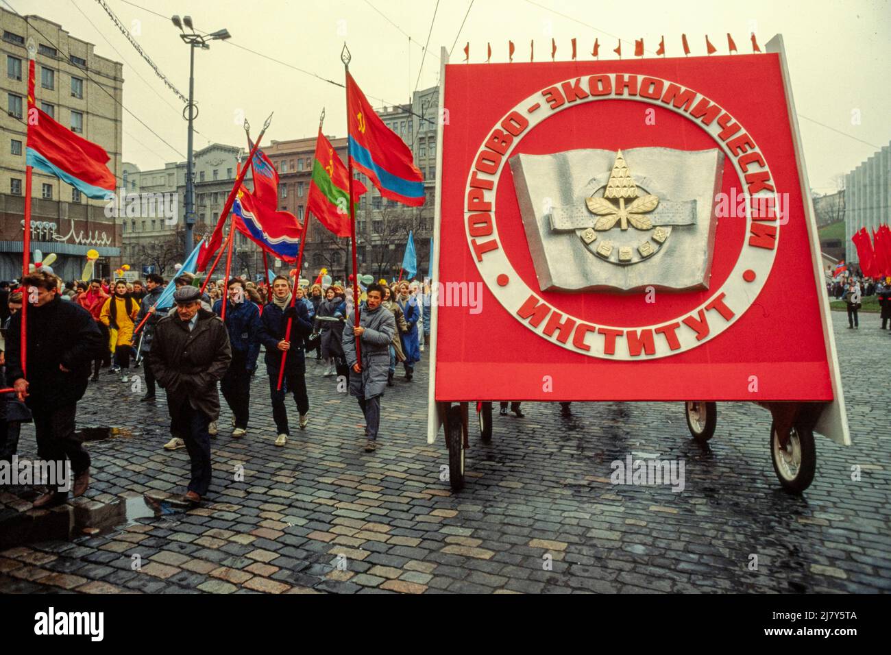 Menschen, die am 7.. November 1989 an der Parade zum Tag der Revolution der UdSSR durch das Zentrum von Kiew, Ukraine, teilnehmen. Stockfoto