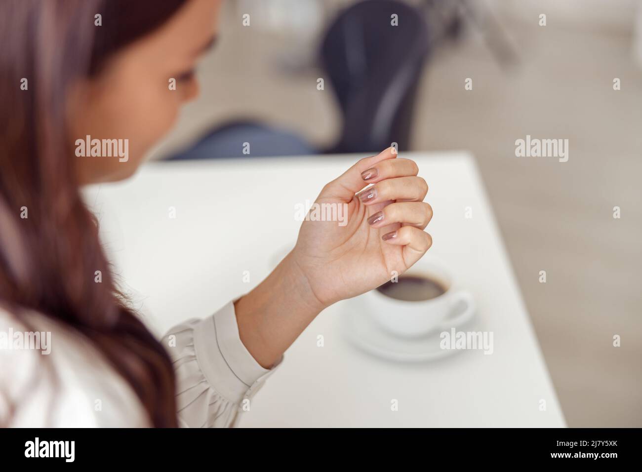 Weibliche Klientin genießt gepflegte Hände im Nagelstudio Stockfoto