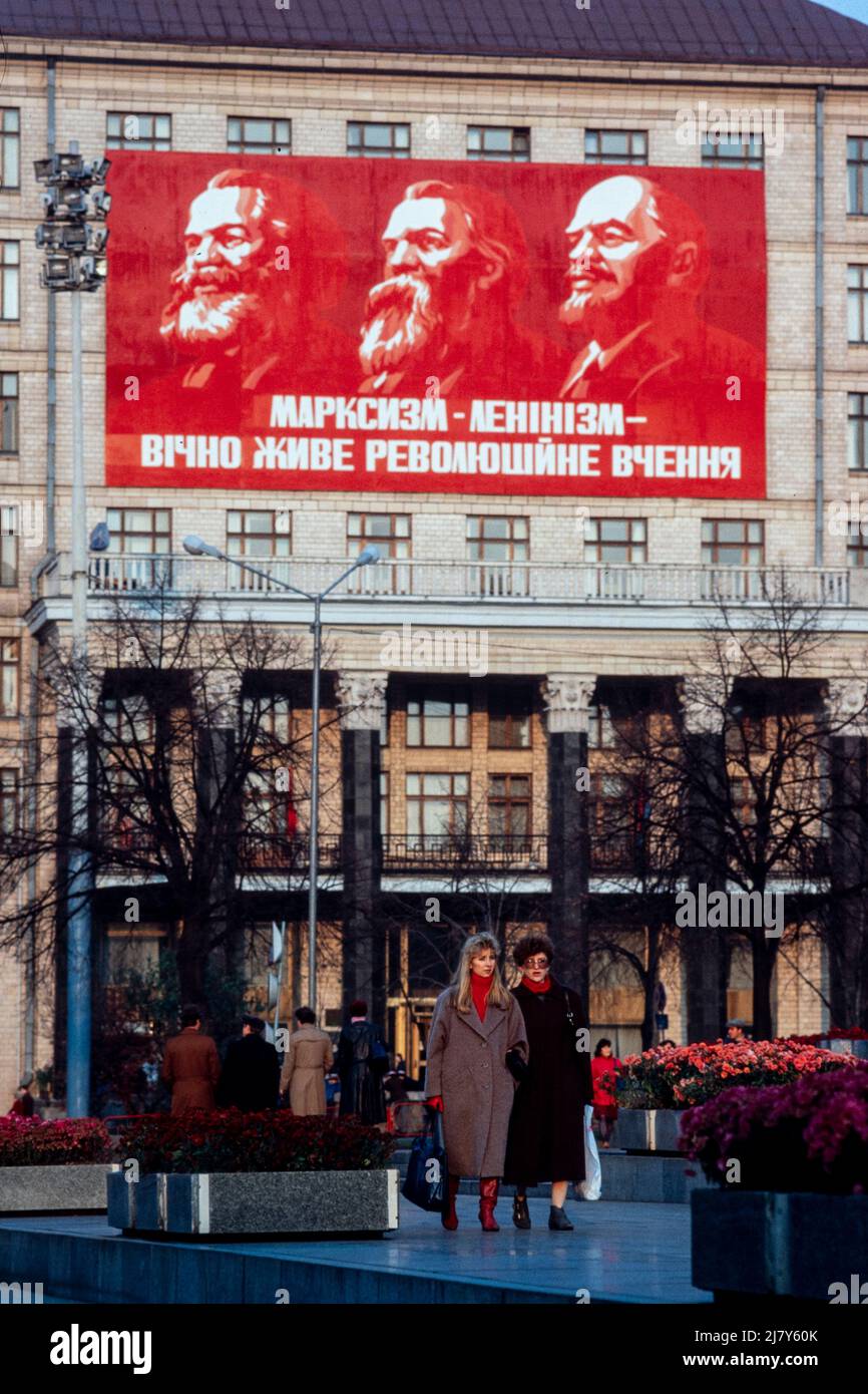 Gebäude zeigen Banner-Porträts von Marx, Engles und Lenin in Vorbereitung auf die Feierlichkeiten zum 9.. Oktober des Revolutionsfestes, Kiew, 1989. Oktober. Stockfoto