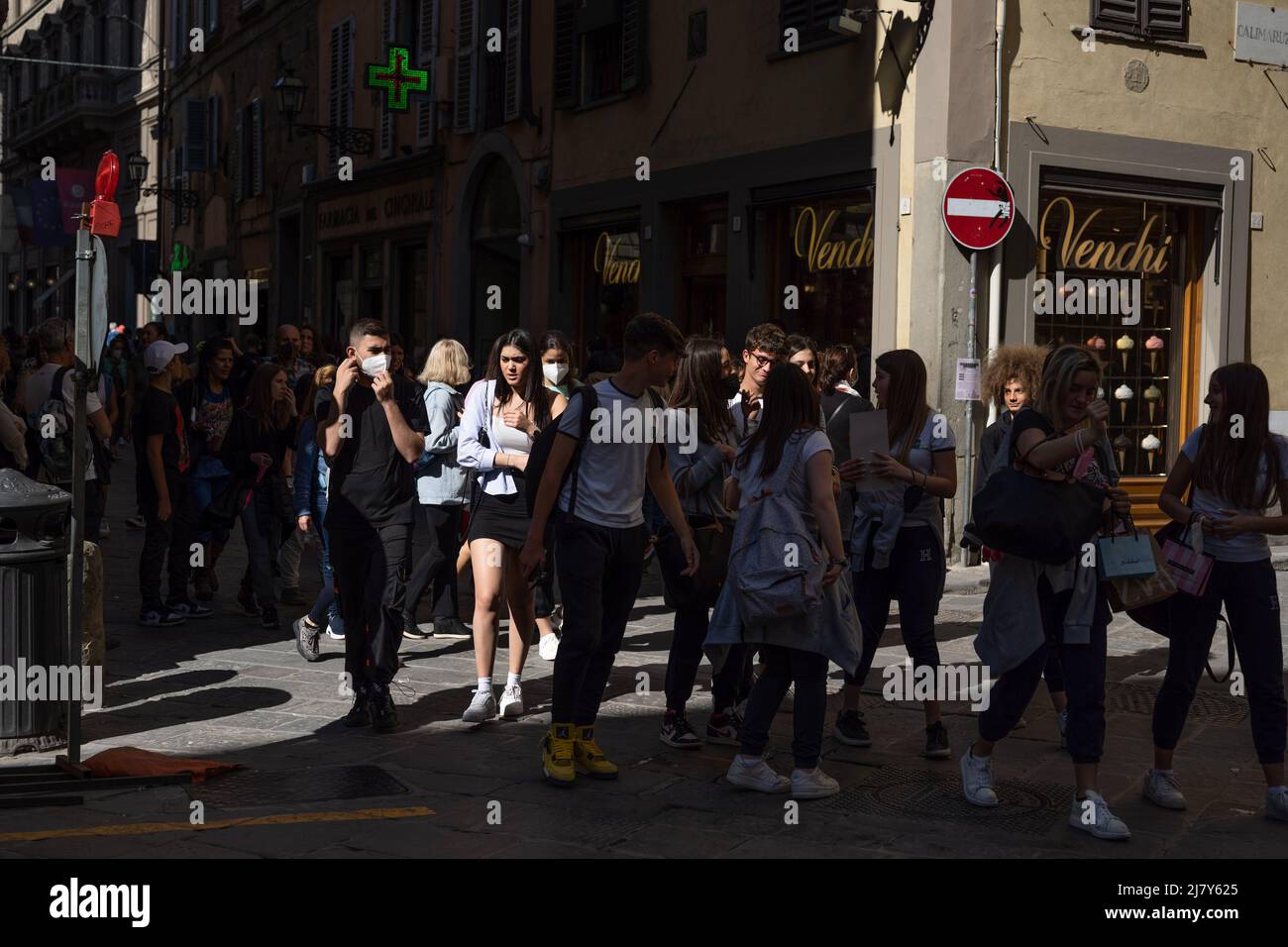 Belebte Straße für Touristen und Einkäufer im Herzen von Florenz Stockfoto