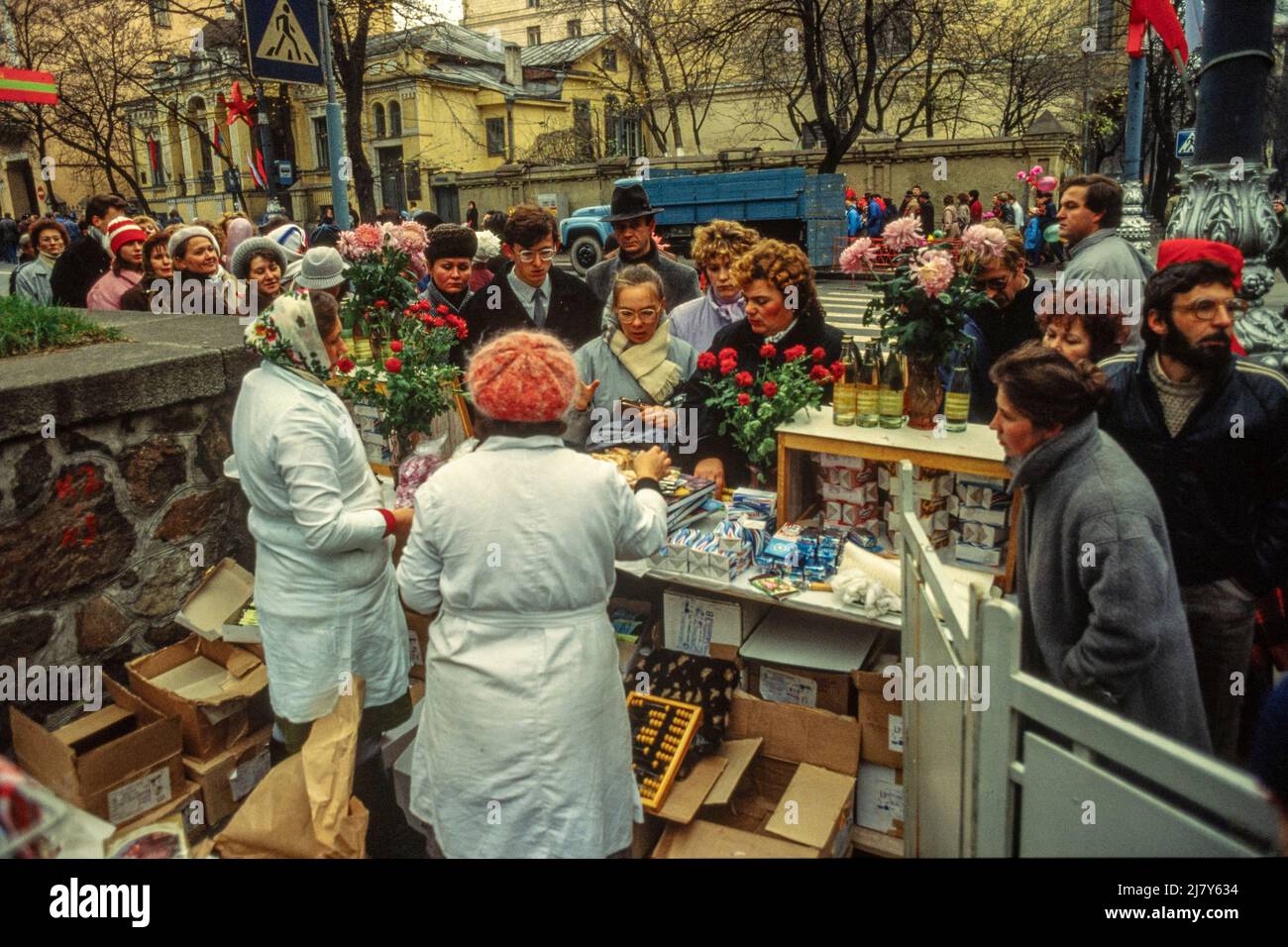 Menschen kaufen an einem Straßenstand Vorräte, als sie sich am 7.. November 1989 die Parade zum Tag der Revolution der UdSSR in Kiew ansehen wollten. Stockfoto