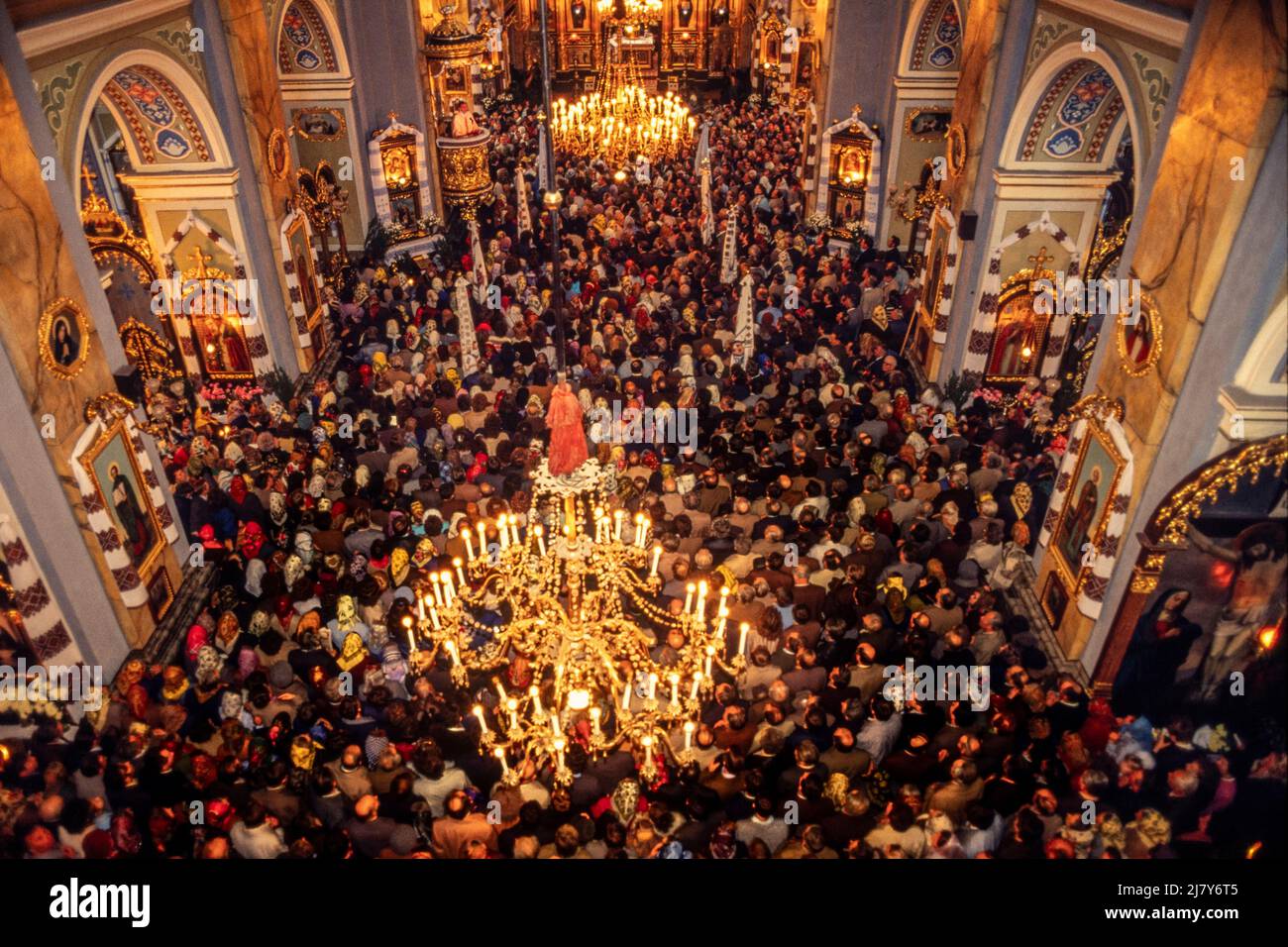 Die Gemeinde ist in die Kirche der Verklärung in Liviv, Ukraine, eingegliedert, in dem ersten katholischen Gottesdienst, der seit 1946, dem 29. Oktober 1989, in der Kirche abgehalten wird Stockfoto