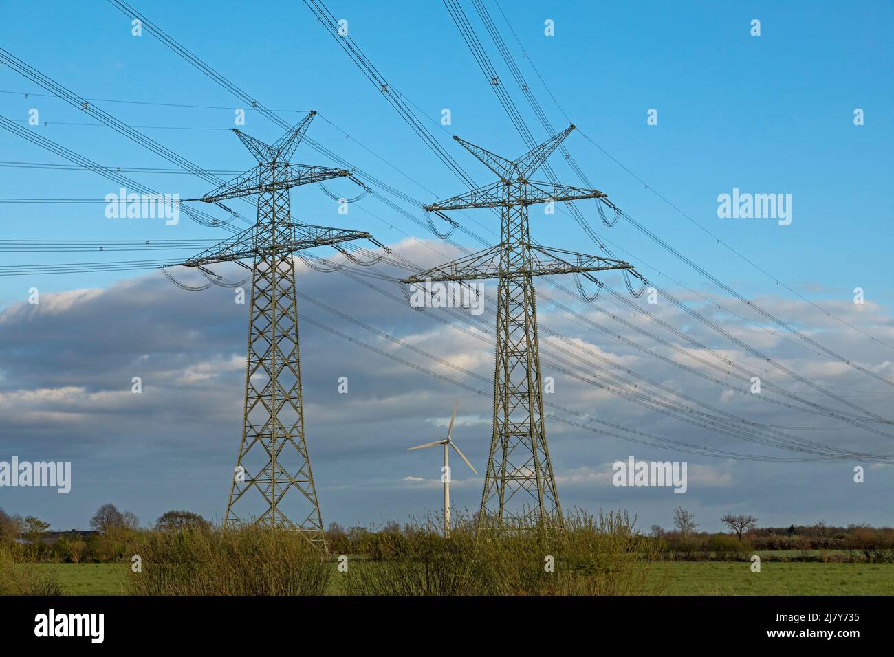 Masten und Windkraftanlagen, bei Schuby, Schleswig-Holstein, Deutschland Stockfoto