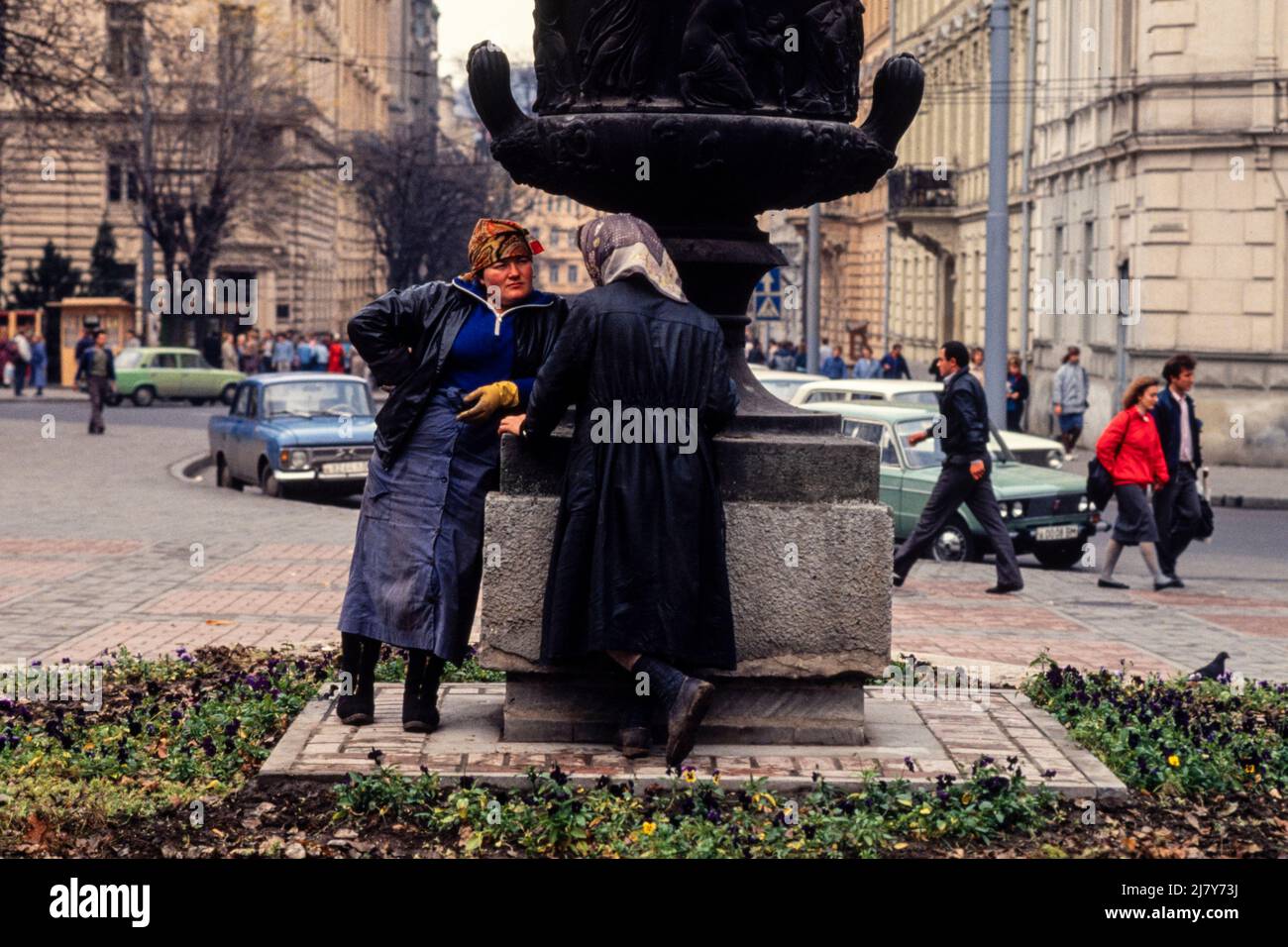 Eine Straßenreinigerin und ihre Freundin im Gespräch mit einer Statue, Kiew, Oktober 1989. Stockfoto