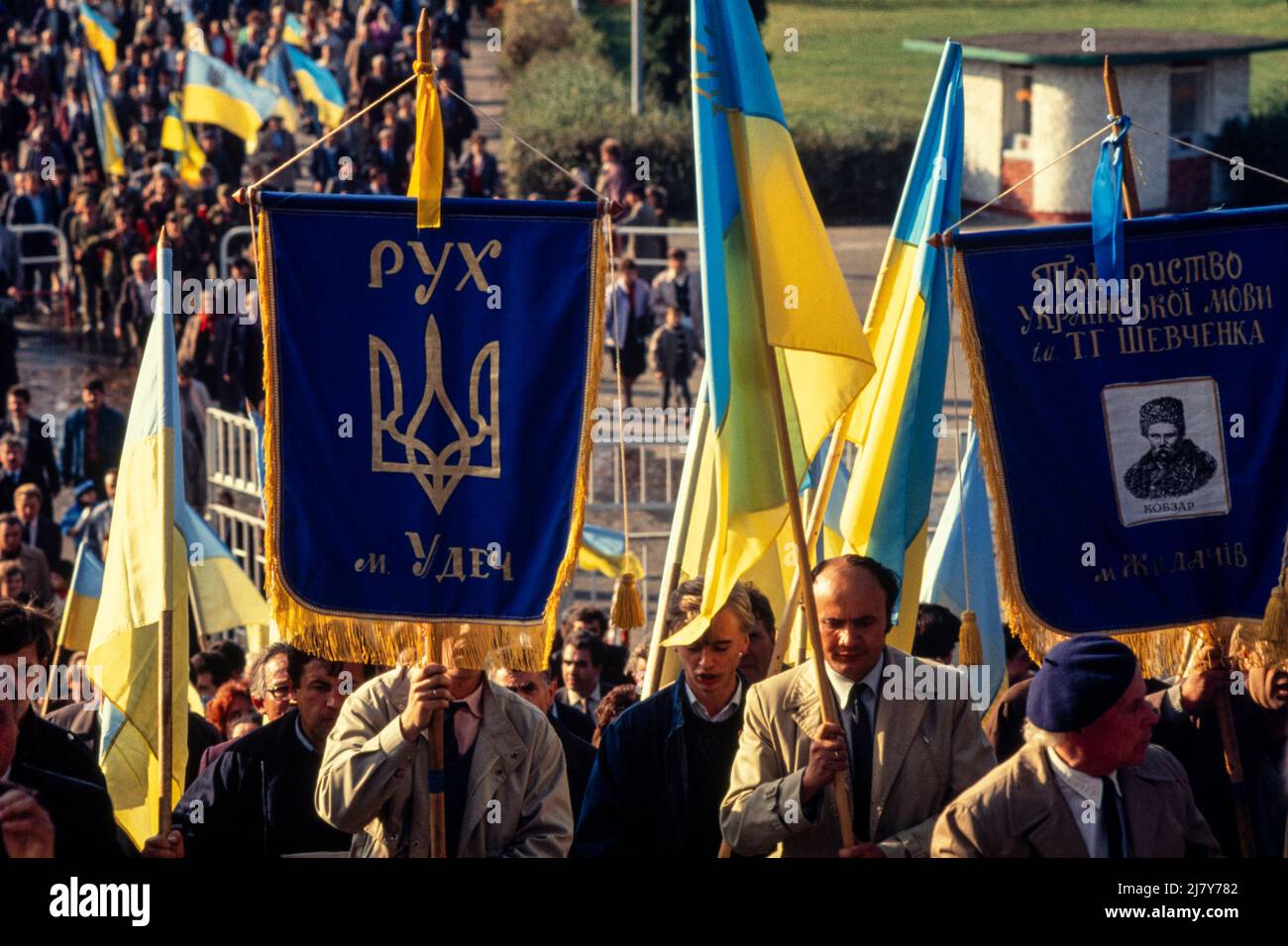 50.000 Menschen kommen in den Bahnhof Druzba in Lviv, um an die Unabhängigkeitserklärung der Westukraine im Jahr 1918, am 1.. November 1989, zu erinnern Stockfoto