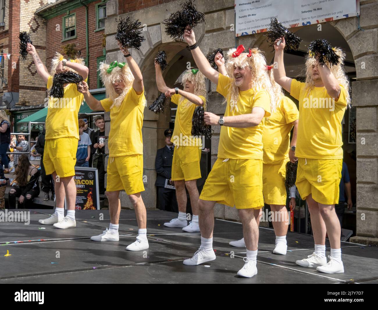 GREAT TORRINGTON, DEVON, Großbritannien - 5 2022. MAI: Die Torrington Cavalier Tänzer im Einsatz im Rahmen der Maifest Feiern. Stockfoto