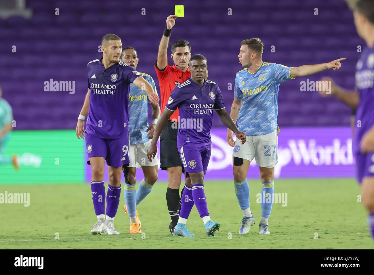 Orlando, FL: Der Orlando City Mittelfeldspieler Sebas Méndez (8) erhält während der Runde des 32. Lamar Hunt U.S. Open Cup gegen den eine gelbe Karte Stockfoto