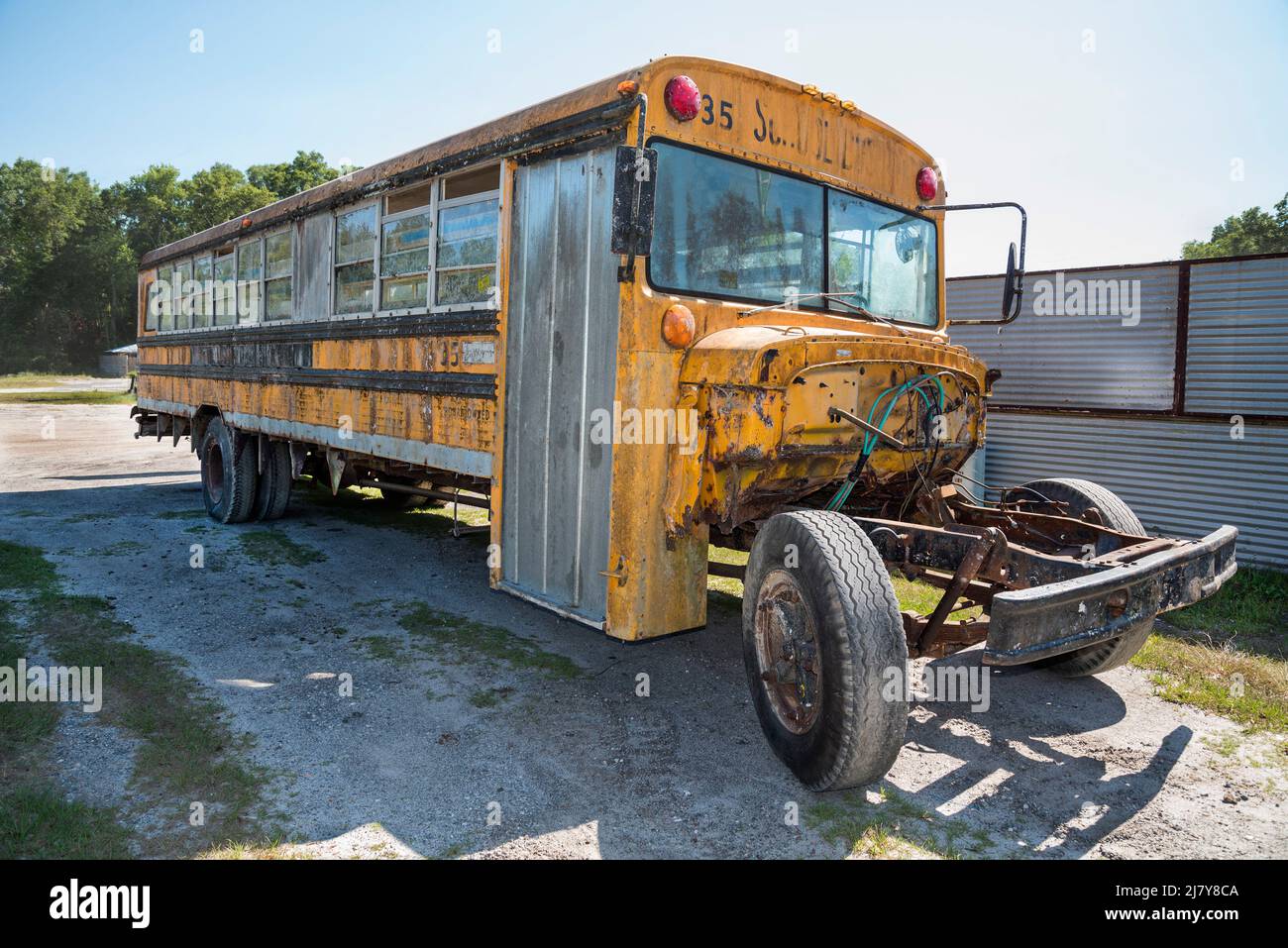 Der Old School Bus parkte vor einer Schrottmetallanlage in Nord-Zentral-Florida. Stockfoto