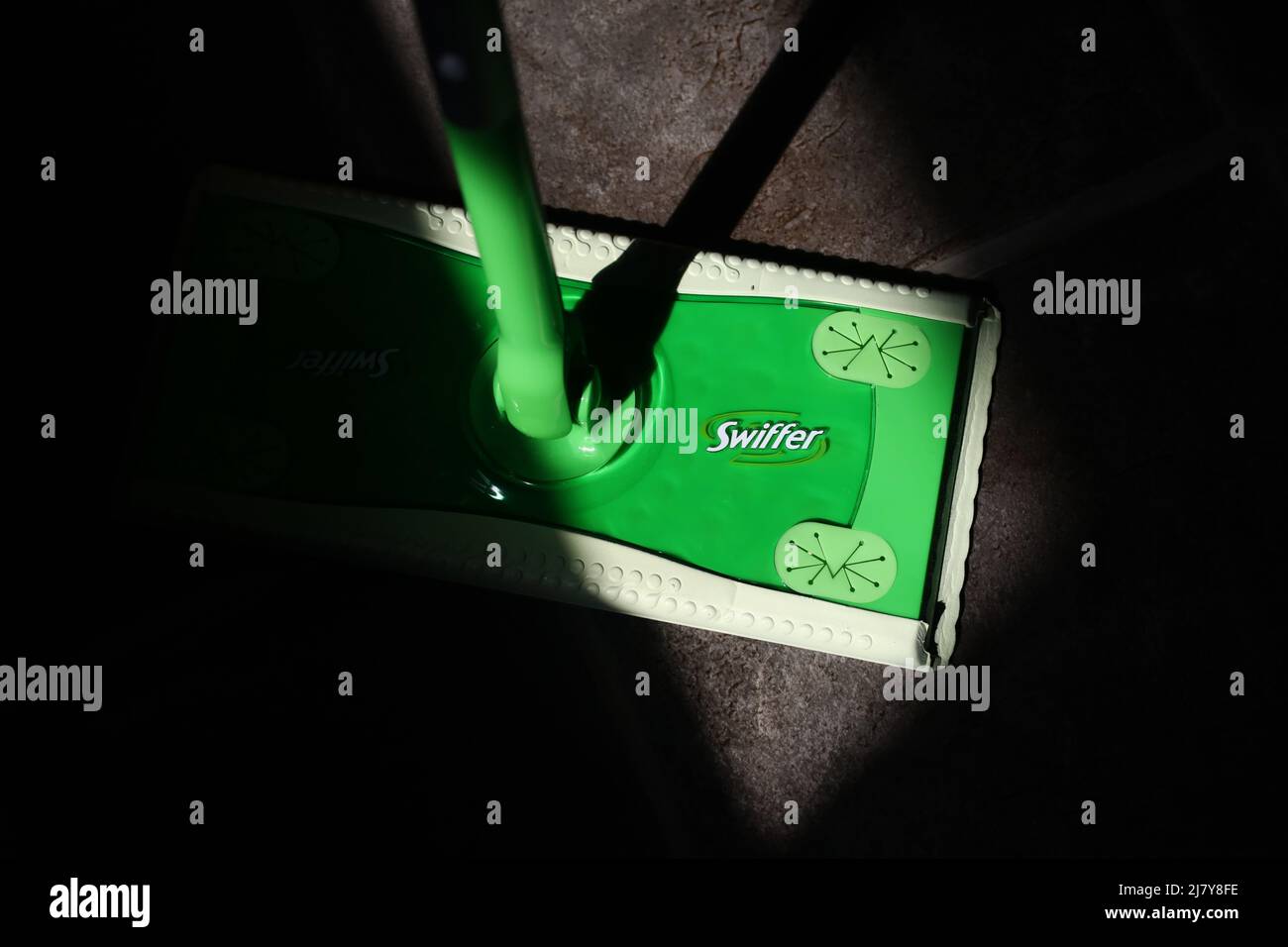 Swiffer ist eine amerikanische Marke von Reinigungsprodukten, die von Procter & Gamble (The Procter & Gamble Company) hergestellt wird. Stockfoto