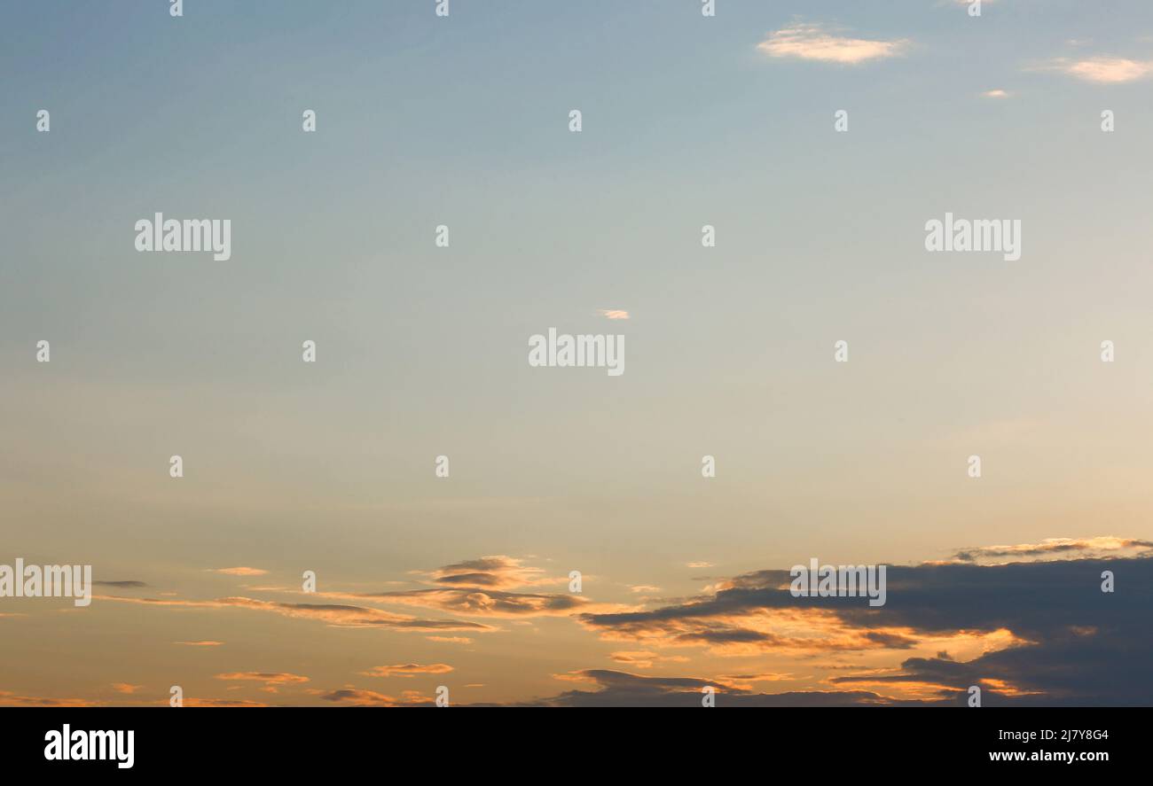 Echter Sonnenuntergang Sonnenuntergang Himmel mit schönen hellen Wolken und Sonne, wothout alle Vögel. Riesige Auflösungen Stockfoto